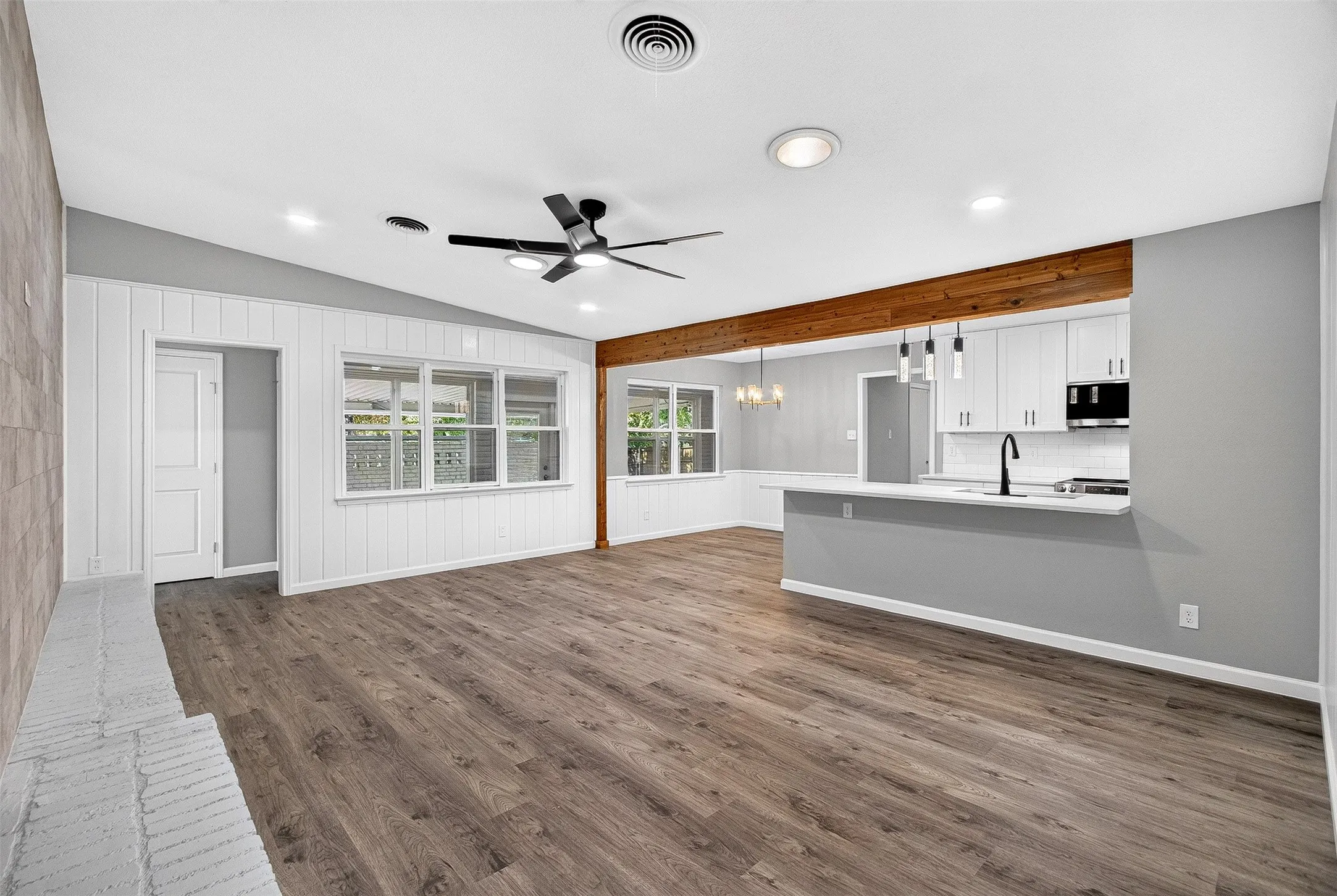 Single Family Residence For Sale in Tarrant County , 7344 Monterrey Drive, Fort Worth, Texas 76112, 3 Bedroom, 2 Bathroom, 2 Garage spaces, 2,001 Sqft, built in 1964, mls#21396692, Real Estate Agent in Fort Worth, Homes For Sale in Tarrant county, Homes For Sale in Fort Worth, Realtor in Fort Worth Texas, Real Estate Brokerage Independent Realty Texas, Luminita Cordes Realtor