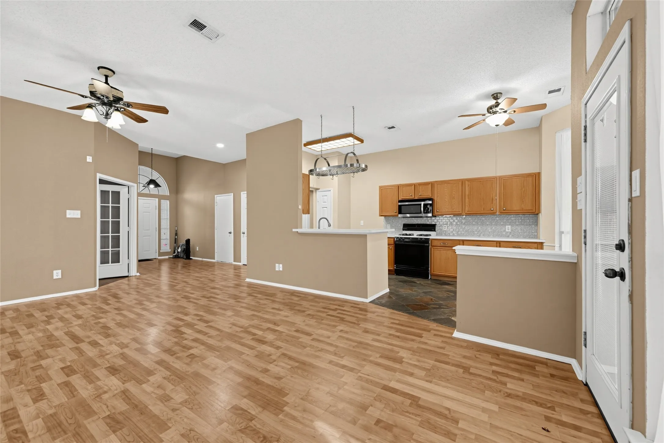 Single Family Residence For Sale in Kaufman County , 507 Willow Lane, Forney, Texas 75126, 3 Bedroom, 2 Bathroom, 2 Garage spaces, 1,516 Sqft, built in 2000, mls#21396693, Real Estate Agent in Forney, Homes For Sale in Kaufman county, Homes For Sale in Forney, Realtor in Forney Texas, Real Estate Brokerage Independent Realty Texas, Luminita Cordes Realtor
