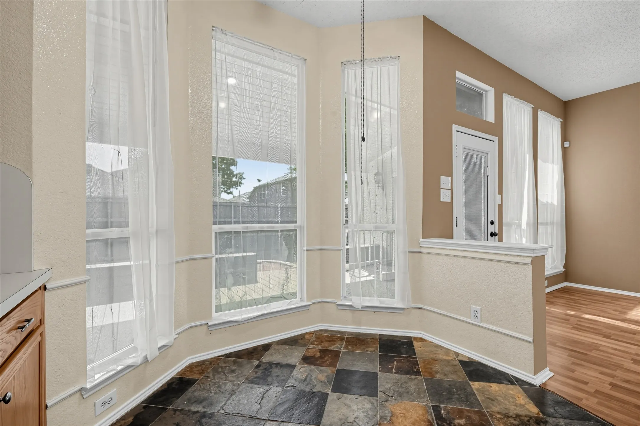 Single Family Residence For Sale in Kaufman County , 507 Willow Lane, Forney, Texas 75126, 3 Bedroom, 2 Bathroom, 2 Garage spaces, 1,516 Sqft, built in 2000, mls#21396693, Real Estate Agent in Forney, Homes For Sale in Kaufman county, Homes For Sale in Forney, Realtor in Forney Texas, Real Estate Brokerage Independent Realty Texas, Luminita Cordes Realtor