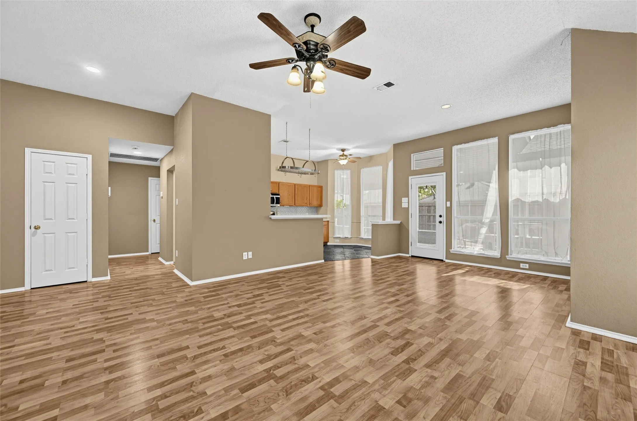 Single Family Residence For Sale in Kaufman County , 507 Willow Lane, Forney, Texas 75126, 3 Bedroom, 2 Bathroom, 2 Garage spaces, 1,516 Sqft, built in 2000, mls#21396693, Real Estate Agent in Forney, Homes For Sale in Kaufman county, Homes For Sale in Forney, Realtor in Forney Texas, Real Estate Brokerage Independent Realty Texas, Luminita Cordes Realtor