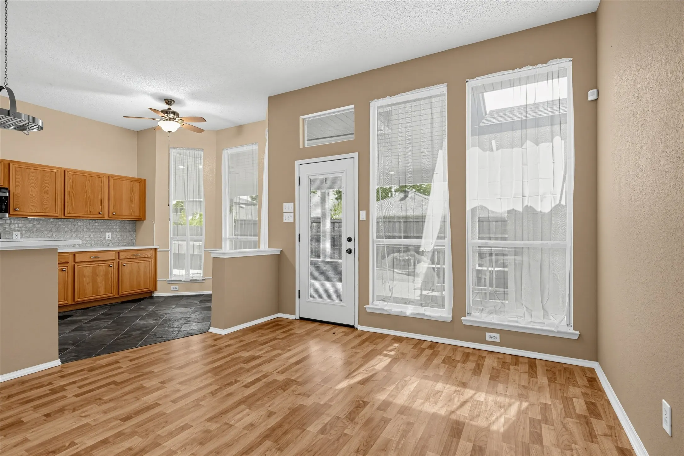 Single Family Residence For Sale in Kaufman County , 507 Willow Lane, Forney, Texas 75126, 3 Bedroom, 2 Bathroom, 2 Garage spaces, 1,516 Sqft, built in 2000, mls#21396693, Real Estate Agent in Forney, Homes For Sale in Kaufman county, Homes For Sale in Forney, Realtor in Forney Texas, Real Estate Brokerage Independent Realty Texas, Luminita Cordes Realtor