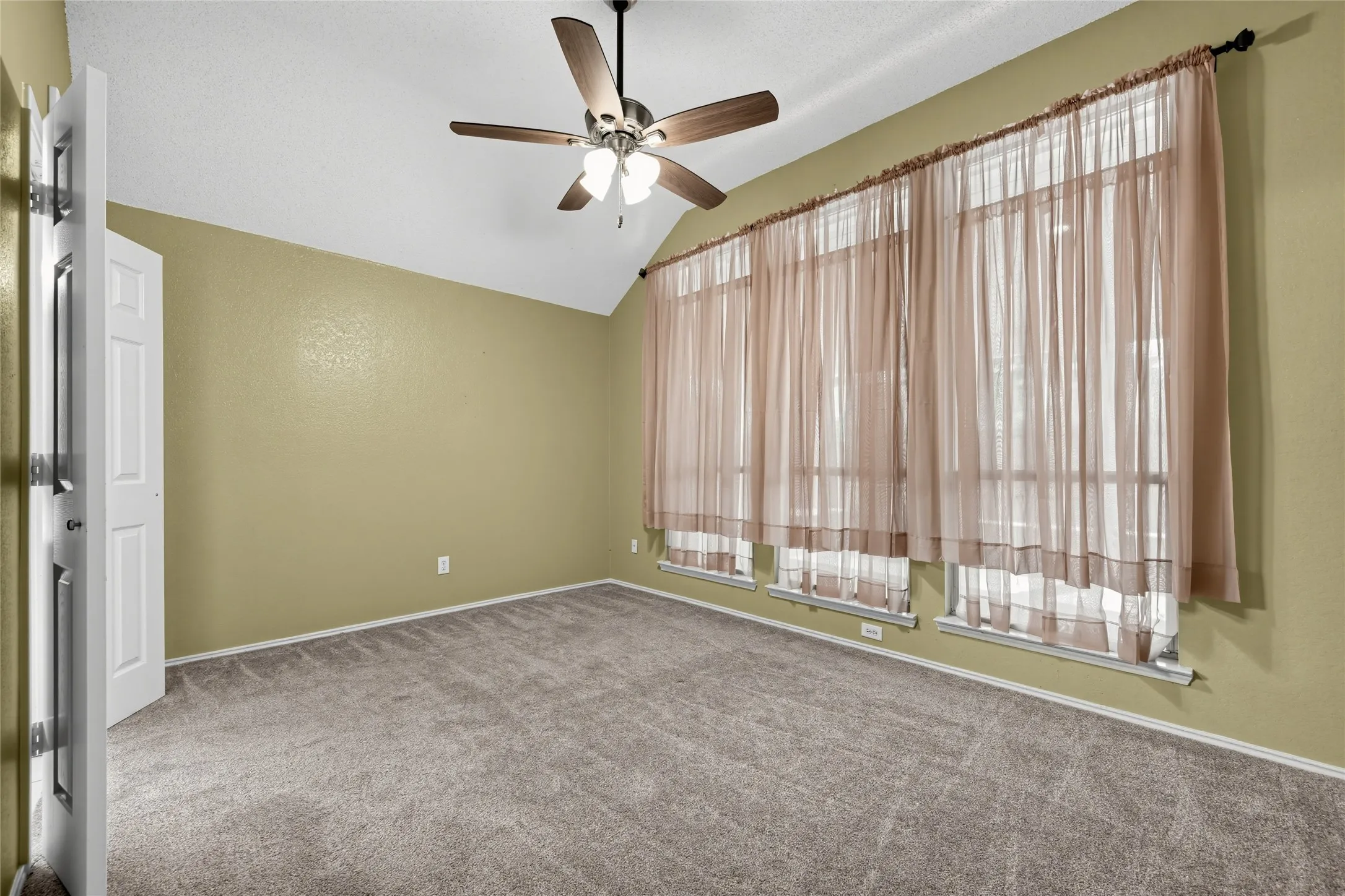 Single Family Residence For Sale in Kaufman County , 507 Willow Lane, Forney, Texas 75126, 3 Bedroom, 2 Bathroom, 2 Garage spaces, 1,516 Sqft, built in 2000, mls#21396693, Real Estate Agent in Forney, Homes For Sale in Kaufman county, Homes For Sale in Forney, Realtor in Forney Texas, Real Estate Brokerage Independent Realty Texas, Luminita Cordes Realtor