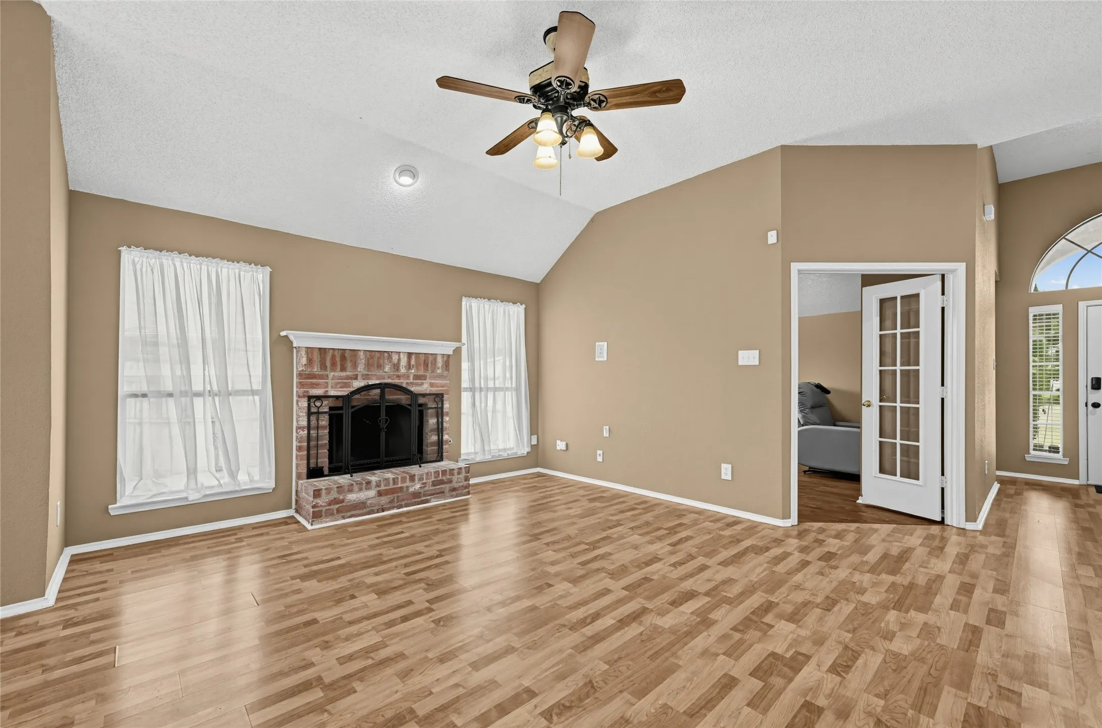 Single Family Residence For Sale in Kaufman County , 507 Willow Lane, Forney, Texas 75126, 3 Bedroom, 2 Bathroom, 2 Garage spaces, 1,516 Sqft, built in 2000, mls#21396693, Real Estate Agent in Forney, Homes For Sale in Kaufman county, Homes For Sale in Forney, Realtor in Forney Texas, Real Estate Brokerage Independent Realty Texas, Luminita Cordes Realtor