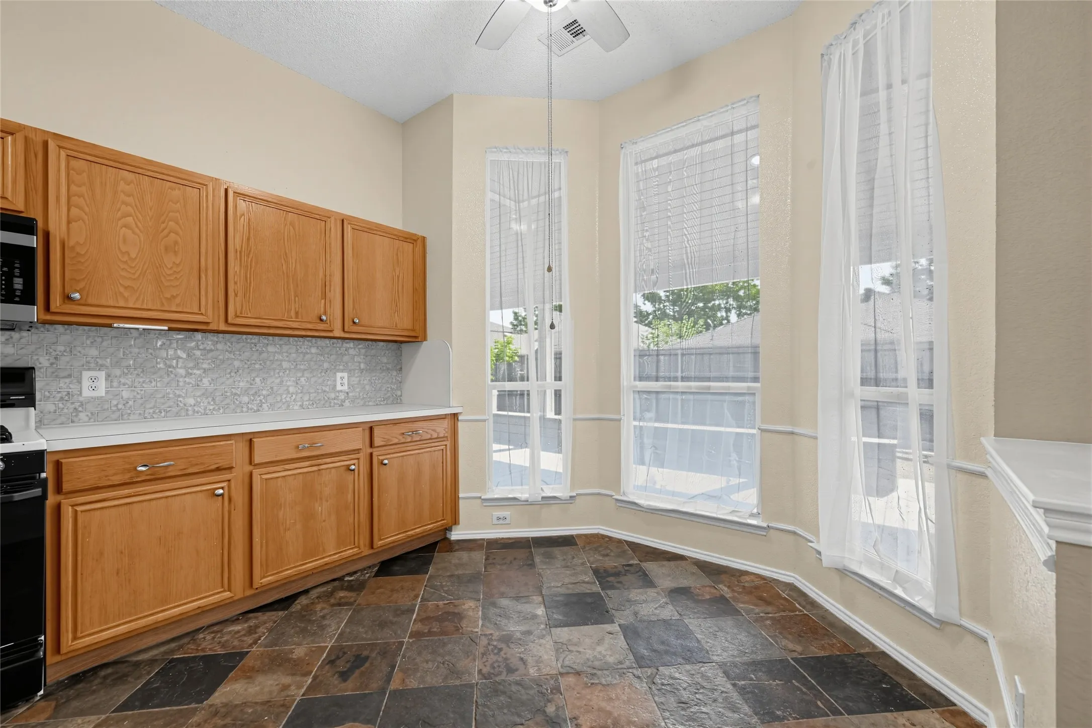 Single Family Residence For Sale in Kaufman County , 507 Willow Lane, Forney, Texas 75126, 3 Bedroom, 2 Bathroom, 2 Garage spaces, 1,516 Sqft, built in 2000, mls#21396693, Real Estate Agent in Forney, Homes For Sale in Kaufman county, Homes For Sale in Forney, Realtor in Forney Texas, Real Estate Brokerage Independent Realty Texas, Luminita Cordes Realtor