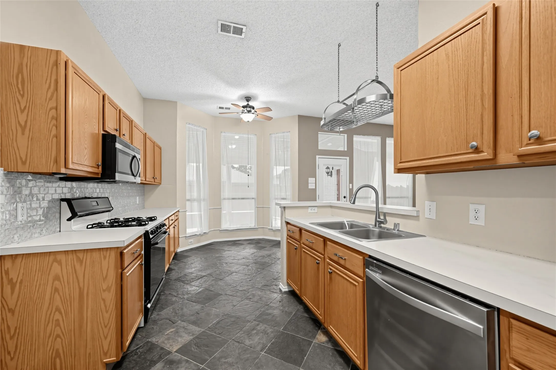 Single Family Residence For Sale in Kaufman County , 507 Willow Lane, Forney, Texas 75126, 3 Bedroom, 2 Bathroom, 2 Garage spaces, 1,516 Sqft, built in 2000, mls#21396693, Real Estate Agent in Forney, Homes For Sale in Kaufman county, Homes For Sale in Forney, Realtor in Forney Texas, Real Estate Brokerage Independent Realty Texas, Luminita Cordes Realtor