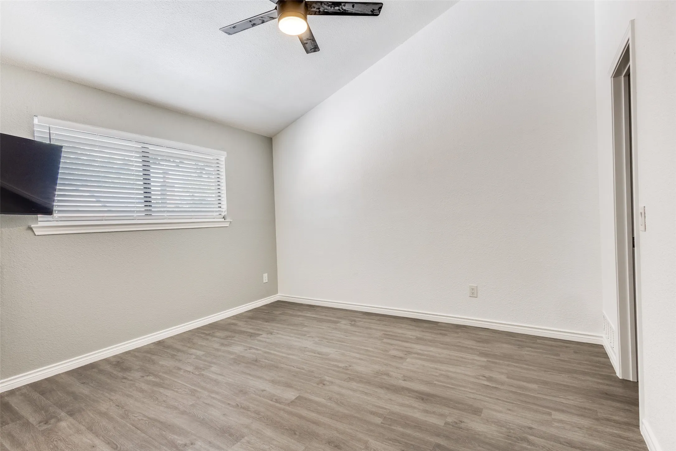 Single Family Residence For Rent in Collin County , 1203 S College Street, Mc Kinney, Texas 75069, 3 Bedroom, 2 Bathroom, 2 Garage spaces, 1,242 Sqft, built in 1983, mls#21396690, Real Estate Agent in Mc Kinney, Homes For Rent in Collin county, Homes For Rent in Mc Kinney, Realtor in Mc Kinney Texas, Real Estate Brokerage Independent Realty Texas, Luminita Cordes Realtor