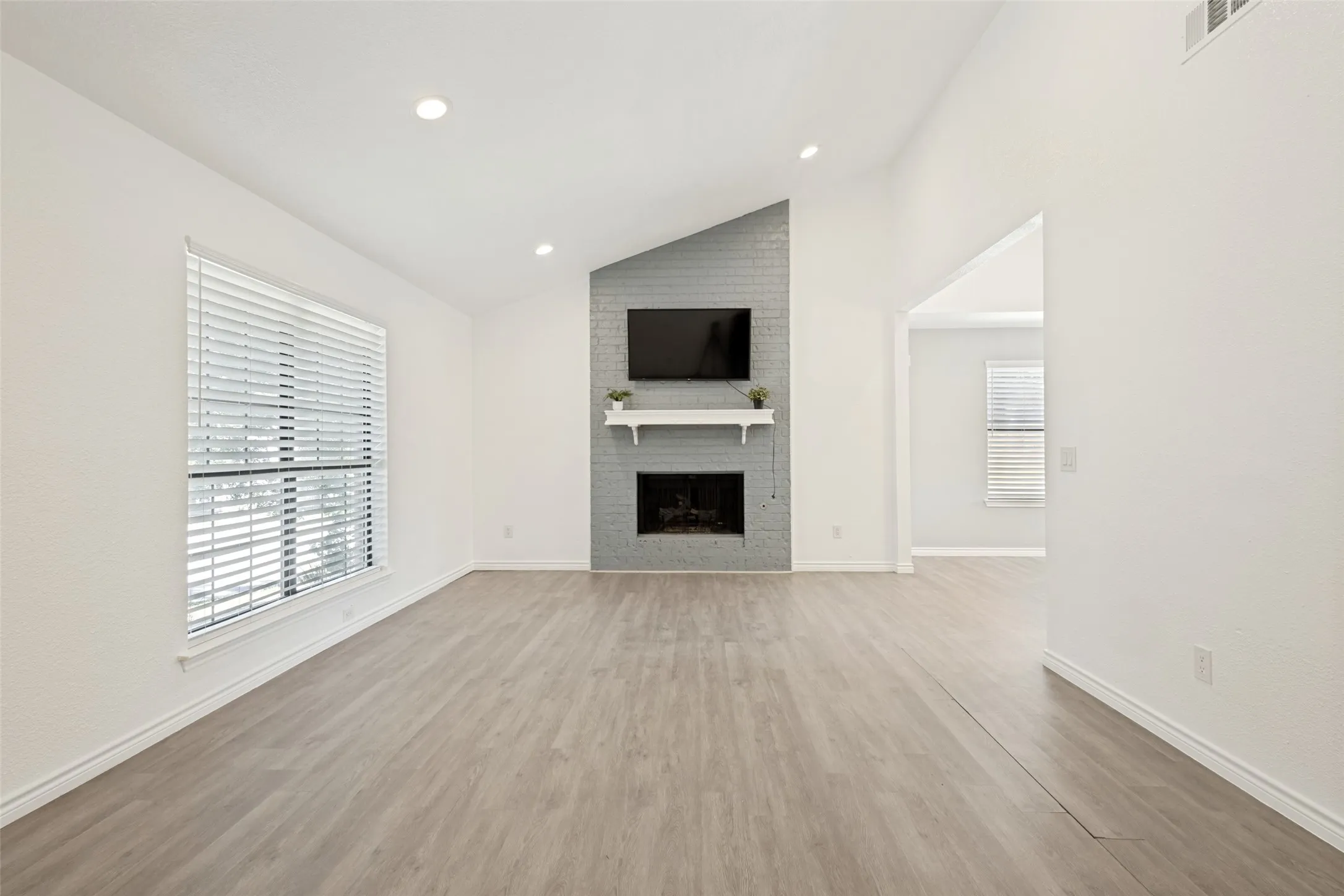 Single Family Residence For Rent in Collin County , 1203 S College Street, Mc Kinney, Texas 75069, 3 Bedroom, 2 Bathroom, 2 Garage spaces, 1,242 Sqft, built in 1983, mls#21396690, Real Estate Agent in Mc Kinney, Homes For Rent in Collin county, Homes For Rent in Mc Kinney, Realtor in Mc Kinney Texas, Real Estate Brokerage Independent Realty Texas, Luminita Cordes Realtor