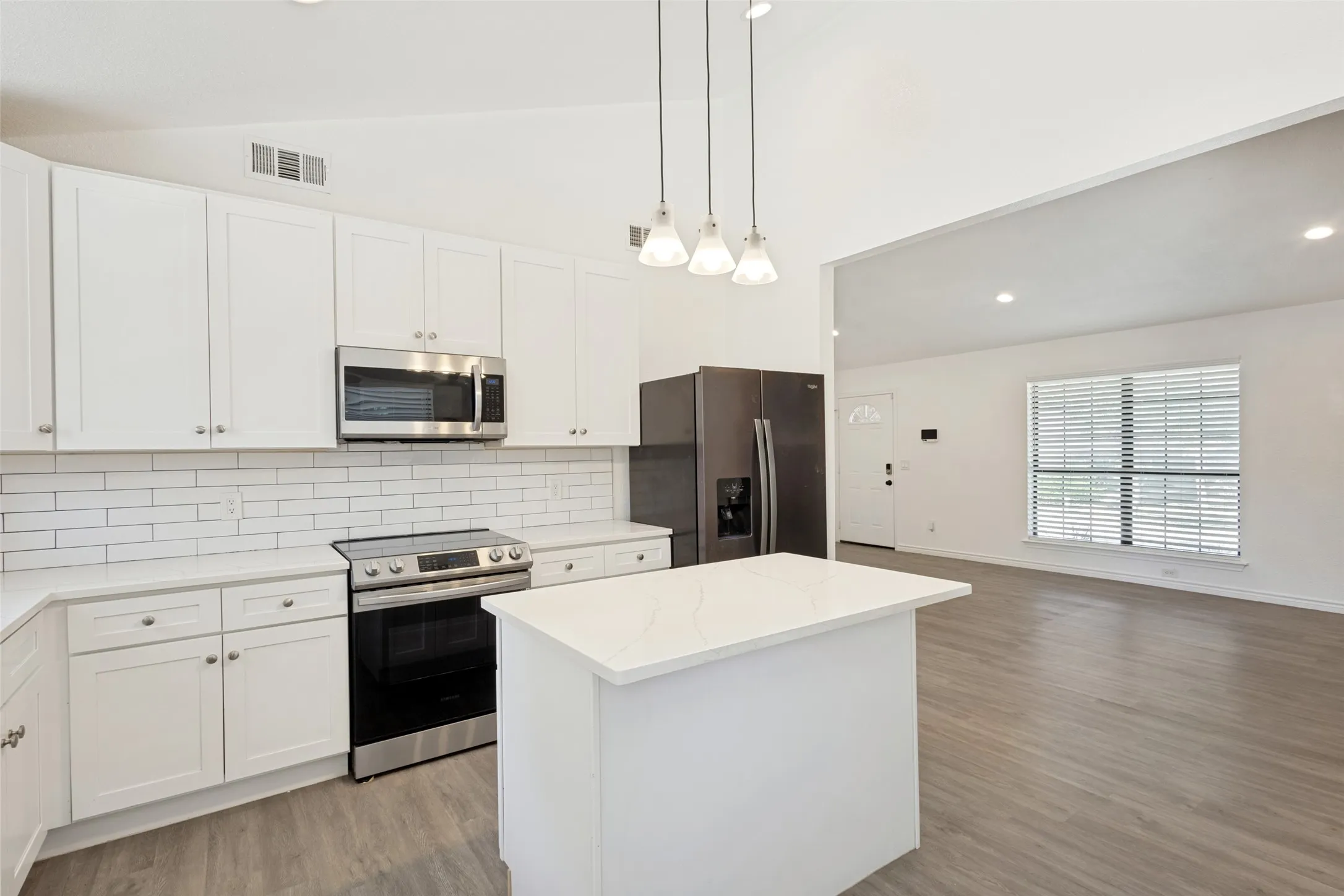 Single Family Residence For Rent in Collin County , 1203 S College Street, Mc Kinney, Texas 75069, 3 Bedroom, 2 Bathroom, 2 Garage spaces, 1,242 Sqft, built in 1983, mls#21396690, Real Estate Agent in Mc Kinney, Homes For Rent in Collin county, Homes For Rent in Mc Kinney, Realtor in Mc Kinney Texas, Real Estate Brokerage Independent Realty Texas, Luminita Cordes Realtor