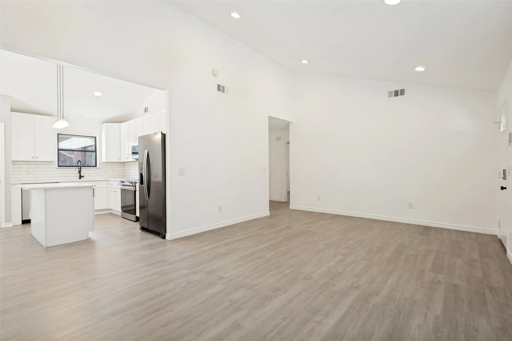 Single Family Residence For Rent in Collin County , 1203 S College Street, Mc Kinney, Texas 75069, 3 Bedroom, 2 Bathroom, 2 Garage spaces, 1,242 Sqft, built in 1983, mls#21396690, Real Estate Agent in Mc Kinney, Homes For Rent in Collin county, Homes For Rent in Mc Kinney, Realtor in Mc Kinney Texas, Real Estate Brokerage Independent Realty Texas, Luminita Cordes Realtor