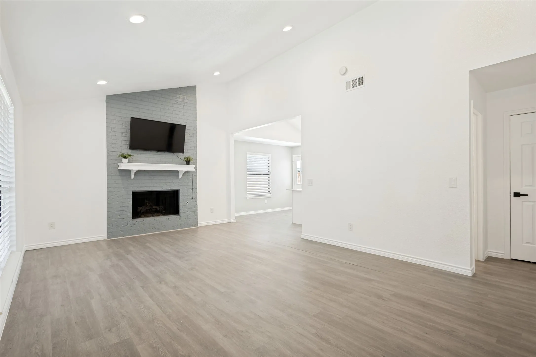 Single Family Residence For Rent in Collin County , 1203 S College Street, Mc Kinney, Texas 75069, 3 Bedroom, 2 Bathroom, 2 Garage spaces, 1,242 Sqft, built in 1983, mls#21396690, Real Estate Agent in Mc Kinney, Homes For Rent in Collin county, Homes For Rent in Mc Kinney, Realtor in Mc Kinney Texas, Real Estate Brokerage Independent Realty Texas, Luminita Cordes Realtor