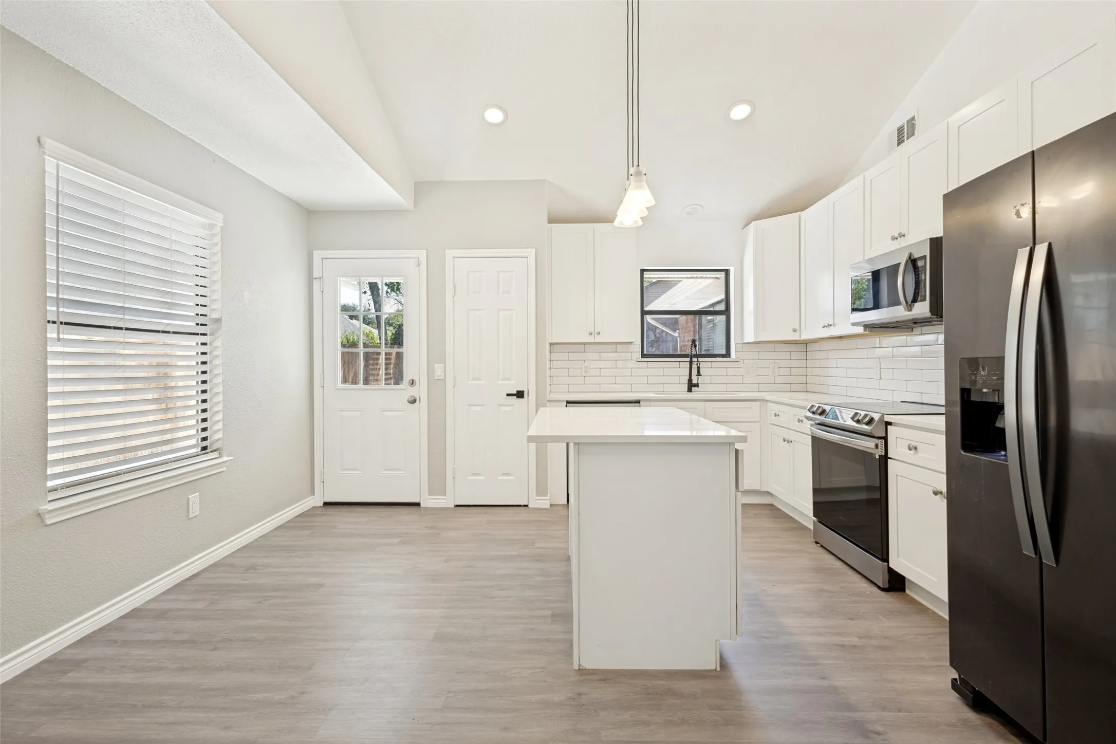 Single Family Residence For Rent in Collin County , 1203 S College Street, Mc Kinney, Texas 75069, 3 Bedroom, 2 Bathroom, 2 Garage spaces, 1,242 Sqft, built in 1983, mls#21396690, Real Estate Agent in Mc Kinney, Homes For Rent in Collin county, Homes For Rent in Mc Kinney, Realtor in Mc Kinney Texas, Real Estate Brokerage Independent Realty Texas, Luminita Cordes Realtor