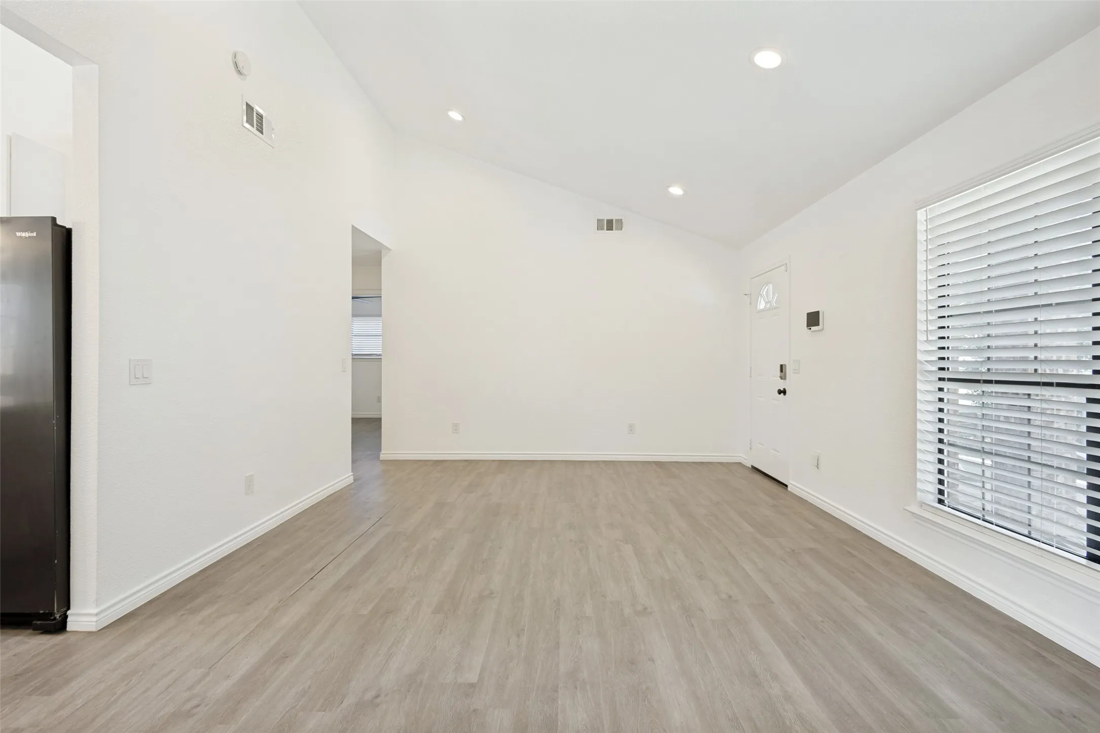 Single Family Residence For Rent in Collin County , 1203 S College Street, Mc Kinney, Texas 75069, 3 Bedroom, 2 Bathroom, 2 Garage spaces, 1,242 Sqft, built in 1983, mls#21396690, Real Estate Agent in Mc Kinney, Homes For Rent in Collin county, Homes For Rent in Mc Kinney, Realtor in Mc Kinney Texas, Real Estate Brokerage Independent Realty Texas, Luminita Cordes Realtor