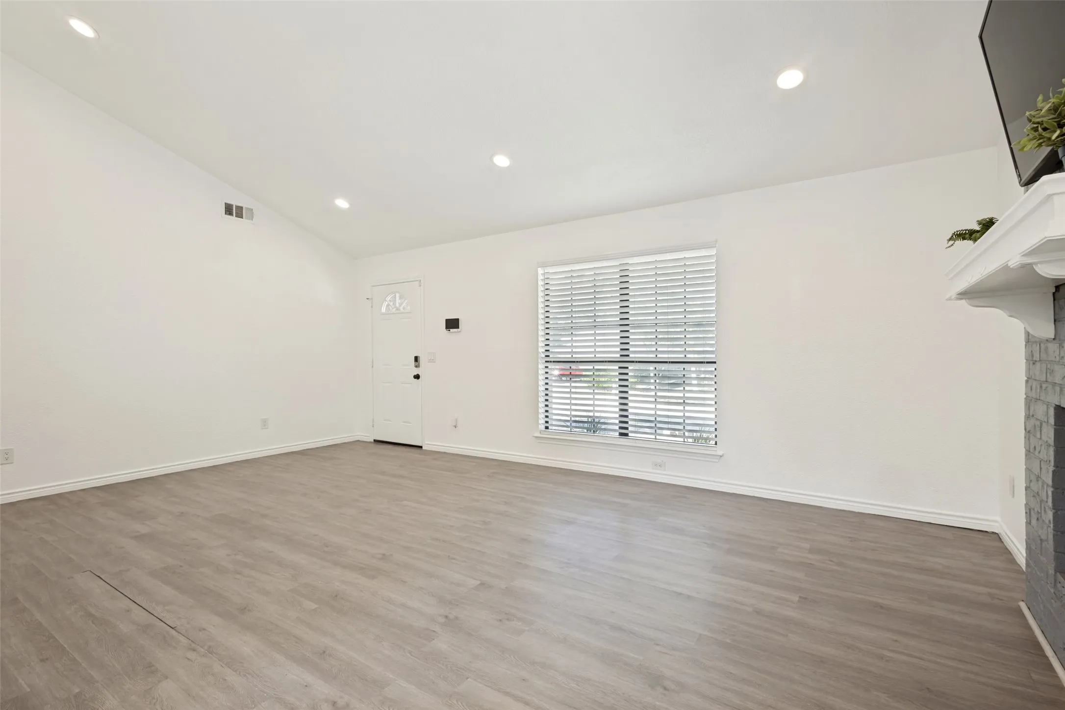 Single Family Residence For Rent in Collin County , 1203 S College Street, Mc Kinney, Texas 75069, 3 Bedroom, 2 Bathroom, 2 Garage spaces, 1,242 Sqft, built in 1983, mls#21396690, Real Estate Agent in Mc Kinney, Homes For Rent in Collin county, Homes For Rent in Mc Kinney, Realtor in Mc Kinney Texas, Real Estate Brokerage Independent Realty Texas, Luminita Cordes Realtor