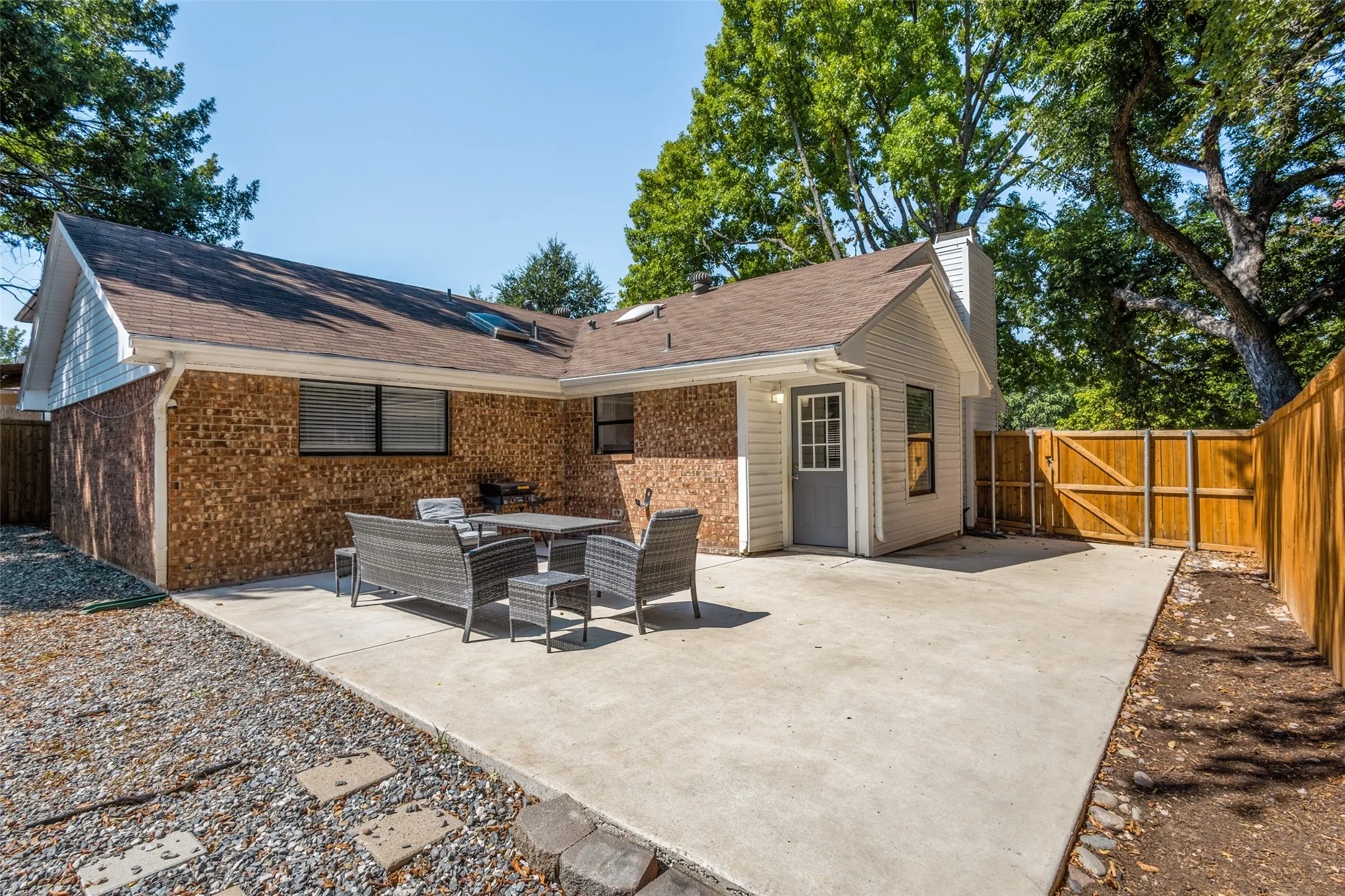 Single Family Residence For Rent in Collin County , 1203 S College Street, Mc Kinney, Texas 75069, 3 Bedroom, 2 Bathroom, 2 Garage spaces, 1,242 Sqft, built in 1983, mls#21396690, Real Estate Agent in Mc Kinney, Homes For Rent in Collin county, Homes For Rent in Mc Kinney, Realtor in Mc Kinney Texas, Real Estate Brokerage Independent Realty Texas, Luminita Cordes Realtor