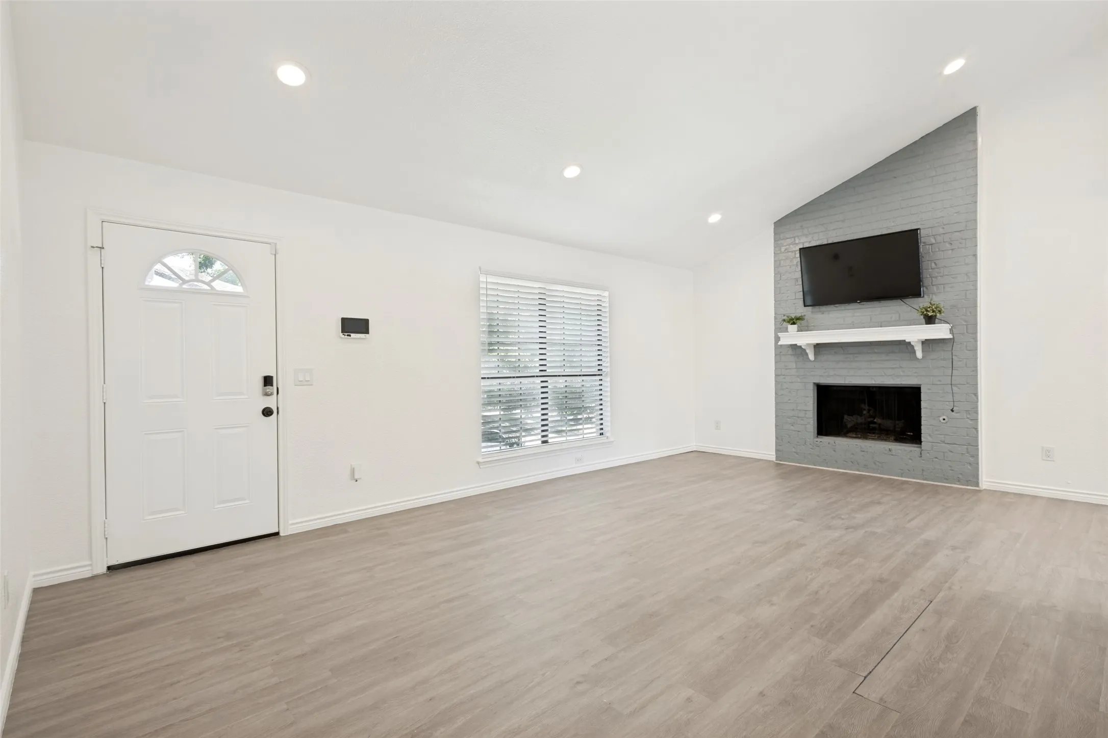 Single Family Residence For Rent in Collin County , 1203 S College Street, Mc Kinney, Texas 75069, 3 Bedroom, 2 Bathroom, 2 Garage spaces, 1,242 Sqft, built in 1983, mls#21396690, Real Estate Agent in Mc Kinney, Homes For Rent in Collin county, Homes For Rent in Mc Kinney, Realtor in Mc Kinney Texas, Real Estate Brokerage Independent Realty Texas, Luminita Cordes Realtor