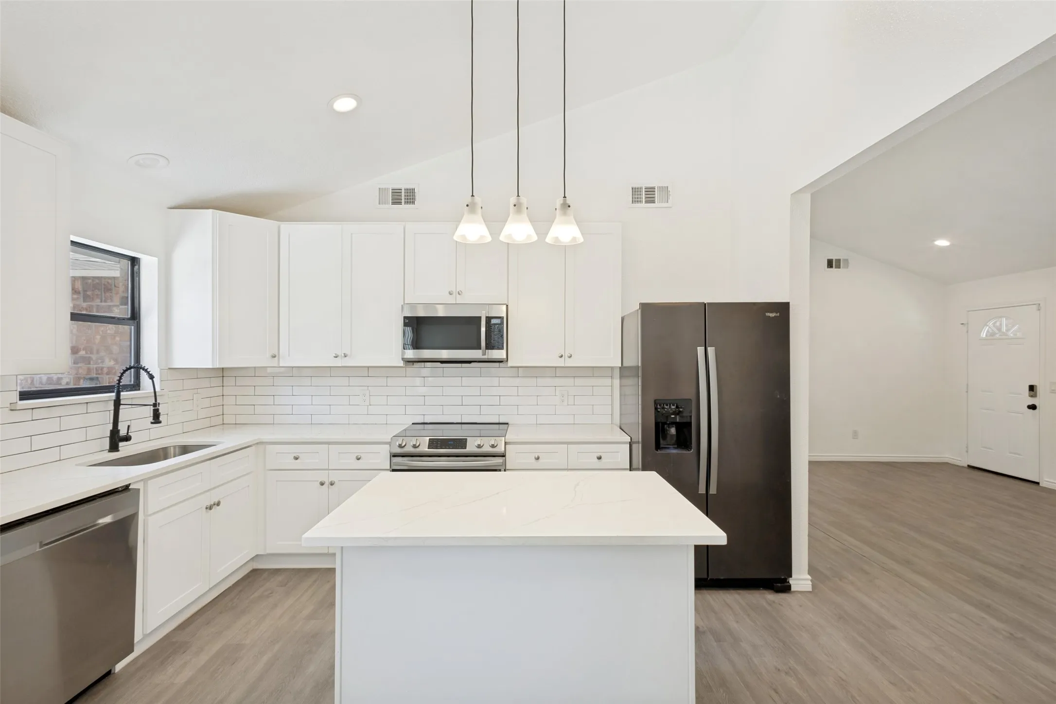 Single Family Residence For Rent in Collin County , 1203 S College Street, Mc Kinney, Texas 75069, 3 Bedroom, 2 Bathroom, 2 Garage spaces, 1,242 Sqft, built in 1983, mls#21396690, Real Estate Agent in Mc Kinney, Homes For Rent in Collin county, Homes For Rent in Mc Kinney, Realtor in Mc Kinney Texas, Real Estate Brokerage Independent Realty Texas, Luminita Cordes Realtor