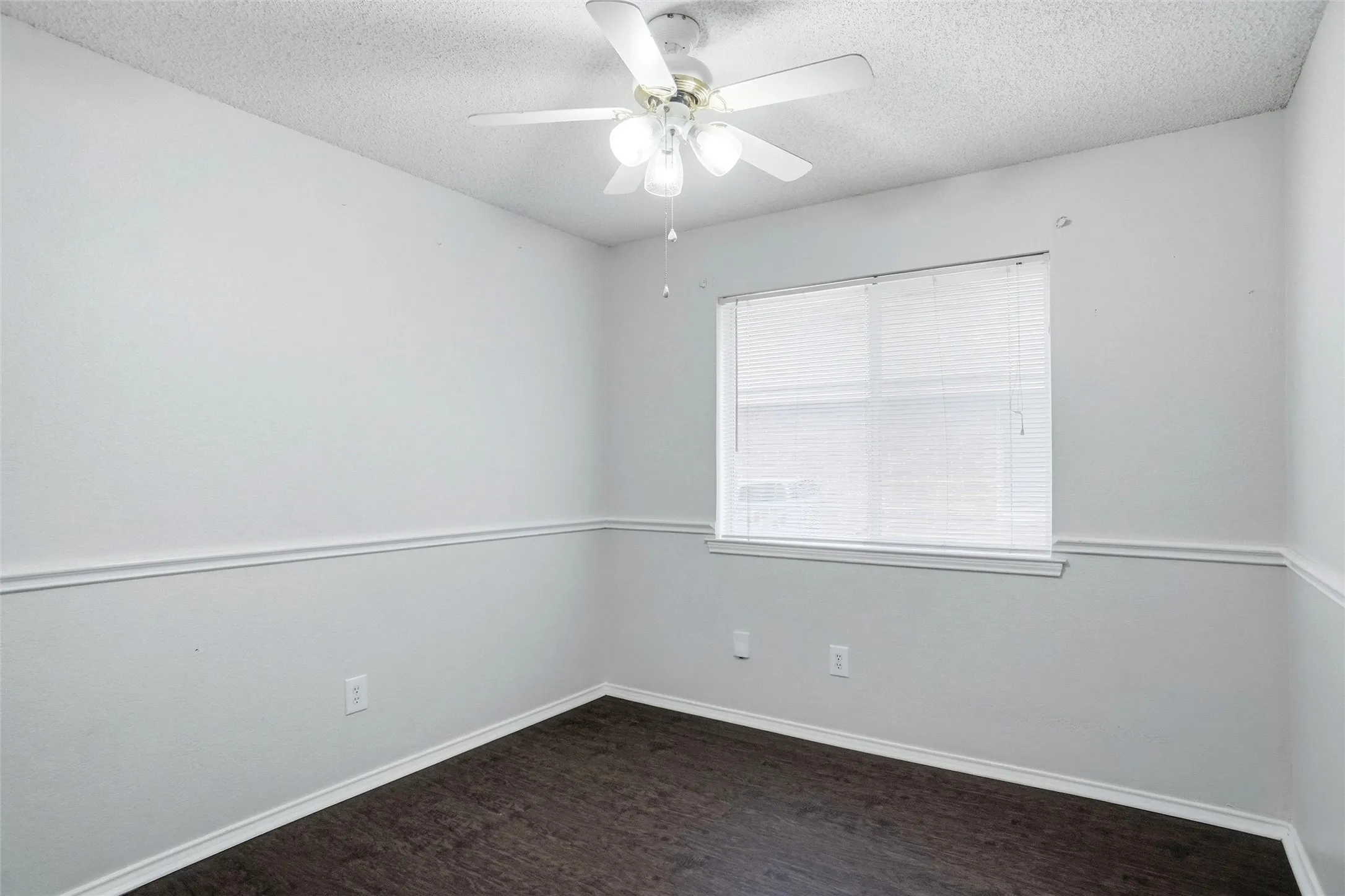 Single Family Residence For Sale in Kaufman County , 910 York Street, Forney, Texas 75126, 3 Bedroom, 2 Bathroom, 2 Garage spaces, 1,308 Sqft, built in 1995, mls#21393332, Real Estate Agent in Forney, Homes For Sale in Kaufman county, Homes For Sale in Forney, Realtor in Forney Texas, Real Estate Brokerage Independent Realty Texas, Luminita Cordes Realtor