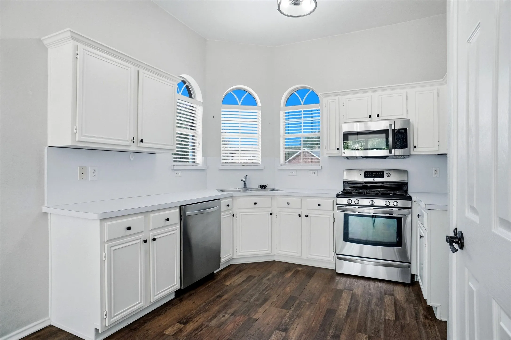 Single Family Residence For Sale in Kaufman County , 910 York Street, Forney, Texas 75126, 3 Bedroom, 2 Bathroom, 2 Garage spaces, 1,308 Sqft, built in 1995, mls#21393332, Real Estate Agent in Forney, Homes For Sale in Kaufman county, Homes For Sale in Forney, Realtor in Forney Texas, Real Estate Brokerage Independent Realty Texas, Luminita Cordes Realtor