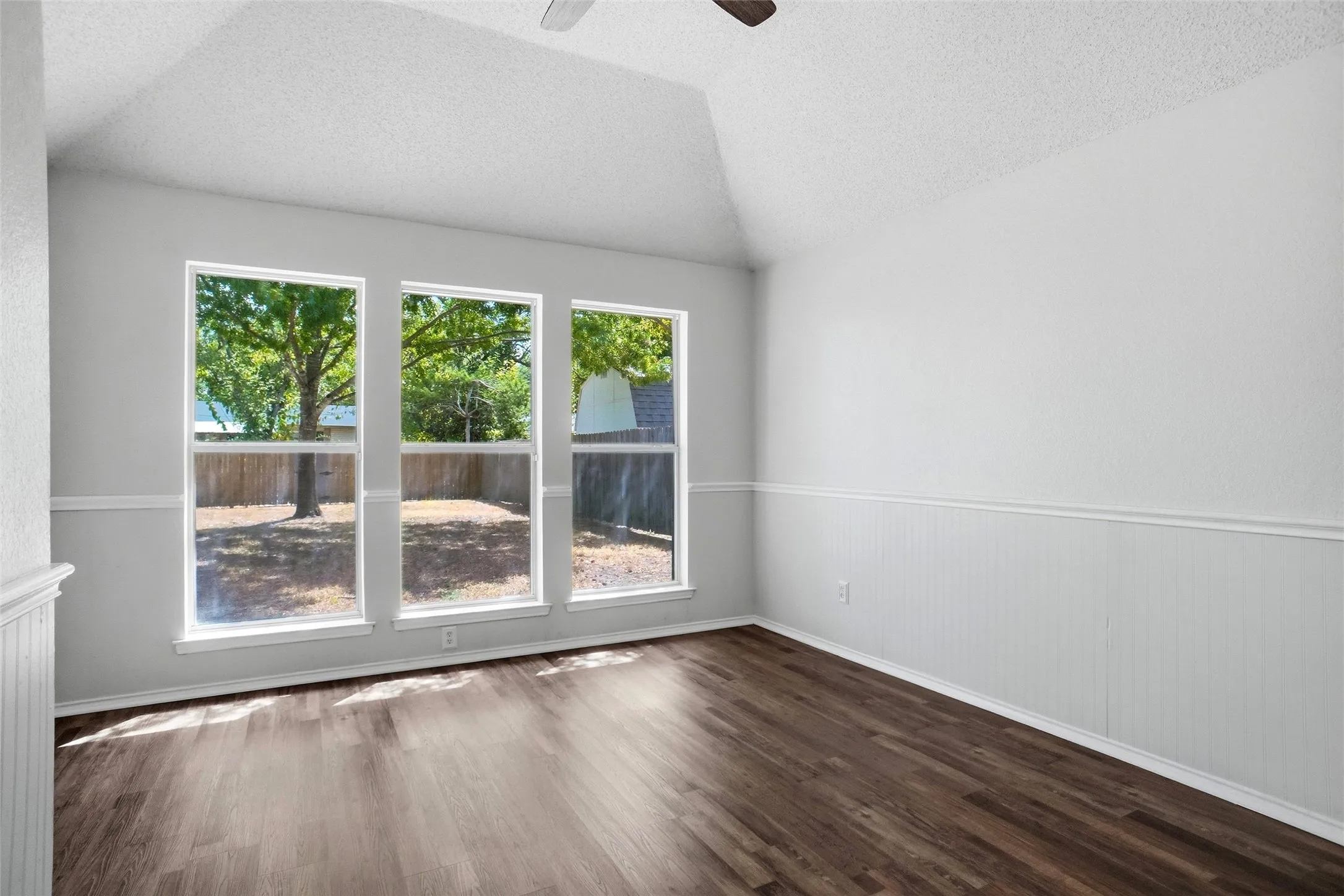 Single Family Residence For Sale in Kaufman County , 910 York Street, Forney, Texas 75126, 3 Bedroom, 2 Bathroom, 2 Garage spaces, 1,308 Sqft, built in 1995, mls#21393332, Real Estate Agent in Forney, Homes For Sale in Kaufman county, Homes For Sale in Forney, Realtor in Forney Texas, Real Estate Brokerage Independent Realty Texas, Luminita Cordes Realtor