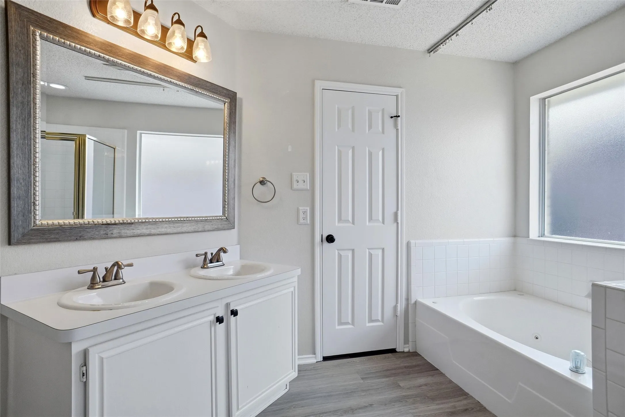 Single Family Residence For Sale in Kaufman County , 910 York Street, Forney, Texas 75126, 3 Bedroom, 2 Bathroom, 2 Garage spaces, 1,308 Sqft, built in 1995, mls#21393332, Real Estate Agent in Forney, Homes For Sale in Kaufman county, Homes For Sale in Forney, Realtor in Forney Texas, Real Estate Brokerage Independent Realty Texas, Luminita Cordes Realtor