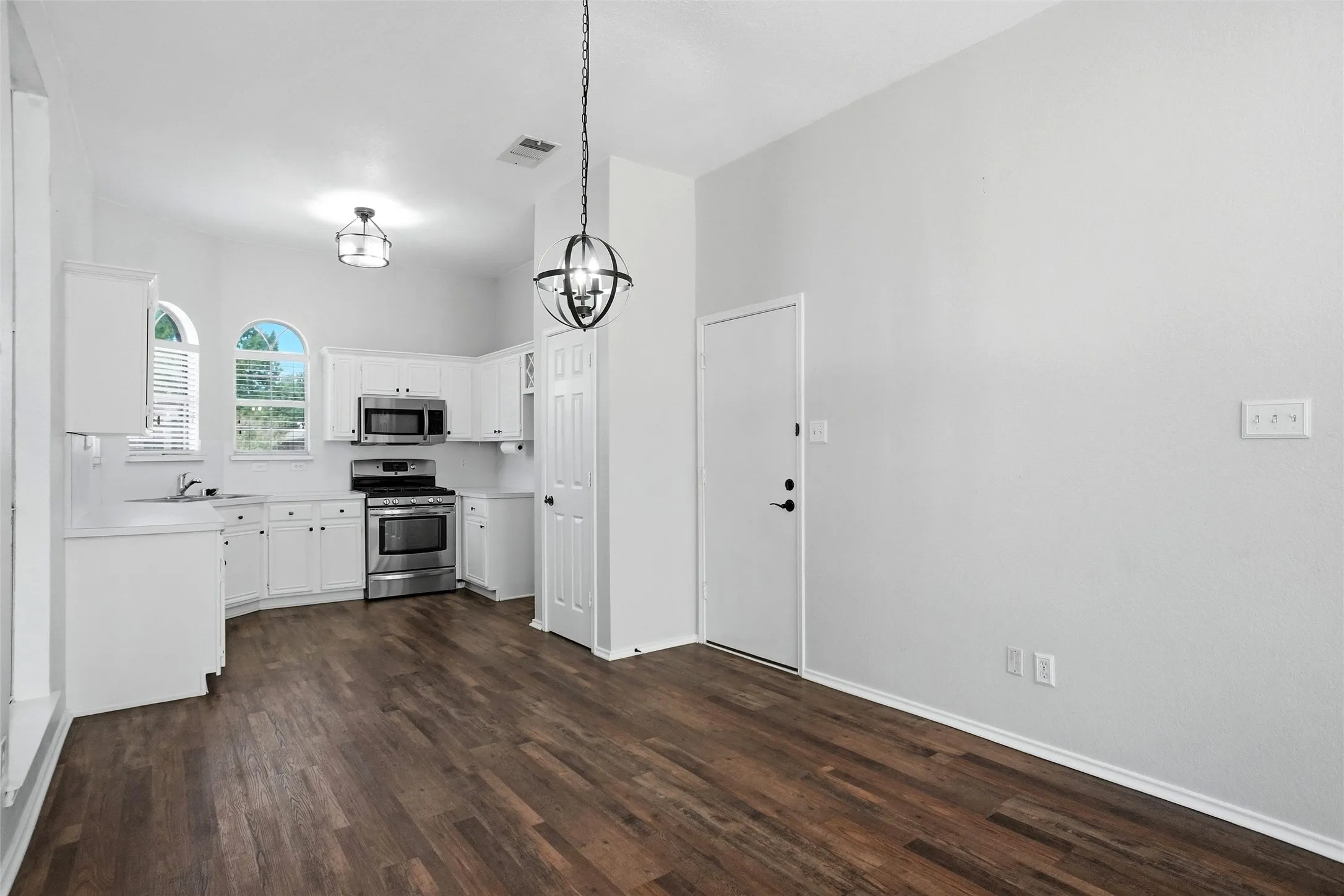 Single Family Residence For Sale in Kaufman County , 910 York Street, Forney, Texas 75126, 3 Bedroom, 2 Bathroom, 2 Garage spaces, 1,308 Sqft, built in 1995, mls#21393332, Real Estate Agent in Forney, Homes For Sale in Kaufman county, Homes For Sale in Forney, Realtor in Forney Texas, Real Estate Brokerage Independent Realty Texas, Luminita Cordes Realtor
