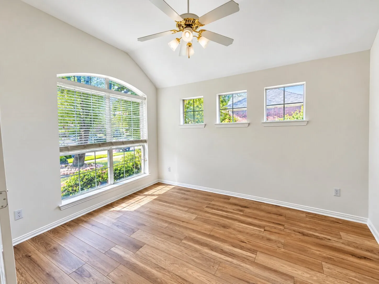 Single Family Residence For Sale in Tarrant County , 11504 Crystal Falls Drive, Fort Worth, Texas 76244, 4 Bedroom, 2 Bathroom, Garage spaces, 2,199 Sqft, built in 2004, mls#21394355, Real Estate Agent in Fort Worth, Homes For Sale in Tarrant county, Homes For Sale in Fort Worth, Realtor in Fort Worth Texas, Real Estate Brokerage Independent Realty Texas, Luminita Cordes Realtor