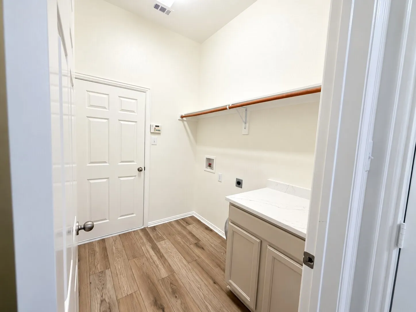 Single Family Residence For Sale in Tarrant County , 11504 Crystal Falls Drive, Fort Worth, Texas 76244, 4 Bedroom, 2 Bathroom, Garage spaces, 2,199 Sqft, built in 2004, mls#21394355, Real Estate Agent in Fort Worth, Homes For Sale in Tarrant county, Homes For Sale in Fort Worth, Realtor in Fort Worth Texas, Real Estate Brokerage Independent Realty Texas, Luminita Cordes Realtor