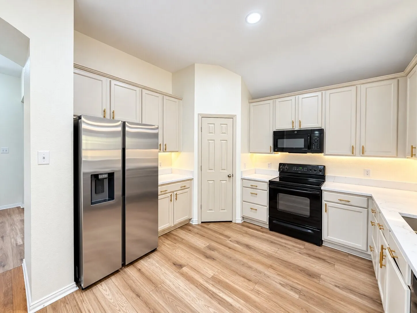 Single Family Residence For Sale in Tarrant County , 11504 Crystal Falls Drive, Fort Worth, Texas 76244, 4 Bedroom, 2 Bathroom, Garage spaces, 2,199 Sqft, built in 2004, mls#21394355, Real Estate Agent in Fort Worth, Homes For Sale in Tarrant county, Homes For Sale in Fort Worth, Realtor in Fort Worth Texas, Real Estate Brokerage Independent Realty Texas, Luminita Cordes Realtor