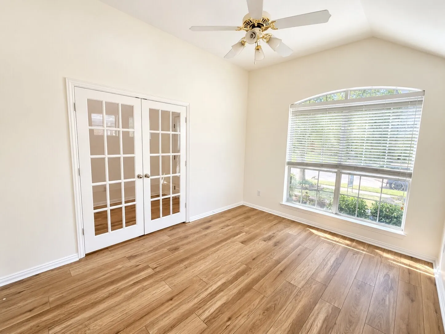 Single Family Residence For Sale in Tarrant County , 11504 Crystal Falls Drive, Fort Worth, Texas 76244, 4 Bedroom, 2 Bathroom, Garage spaces, 2,199 Sqft, built in 2004, mls#21394355, Real Estate Agent in Fort Worth, Homes For Sale in Tarrant county, Homes For Sale in Fort Worth, Realtor in Fort Worth Texas, Real Estate Brokerage Independent Realty Texas, Luminita Cordes Realtor