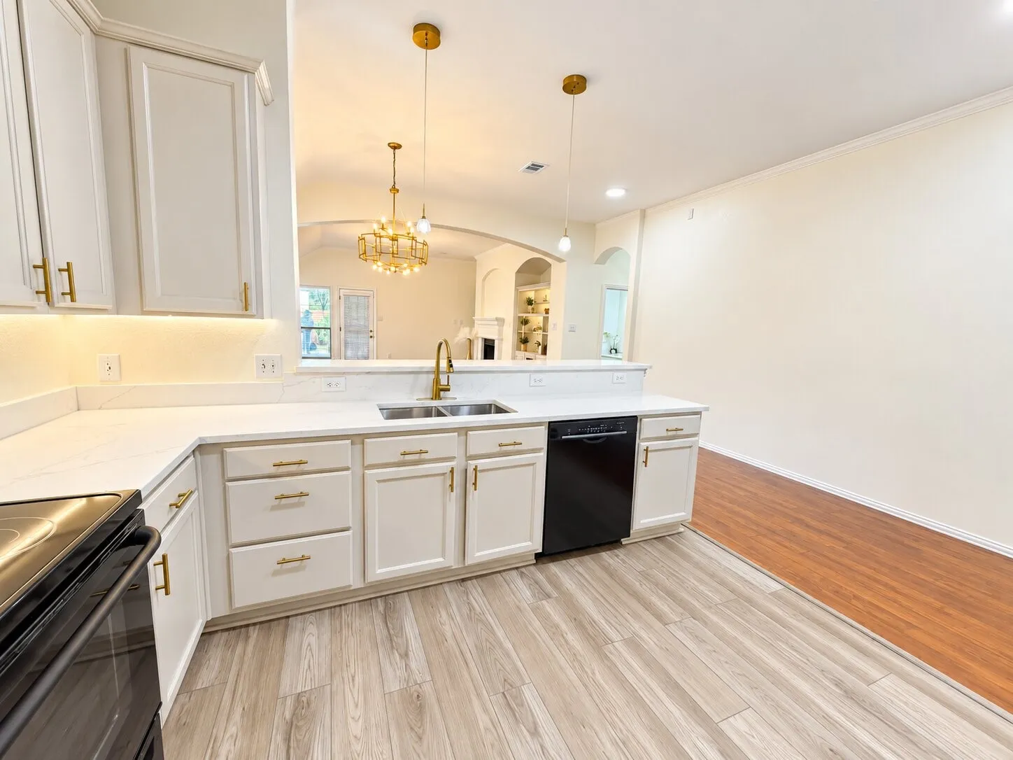 Single Family Residence For Sale in Tarrant County , 11504 Crystal Falls Drive, Fort Worth, Texas 76244, 4 Bedroom, 2 Bathroom, Garage spaces, 2,199 Sqft, built in 2004, mls#21394355, Real Estate Agent in Fort Worth, Homes For Sale in Tarrant county, Homes For Sale in Fort Worth, Realtor in Fort Worth Texas, Real Estate Brokerage Independent Realty Texas, Luminita Cordes Realtor