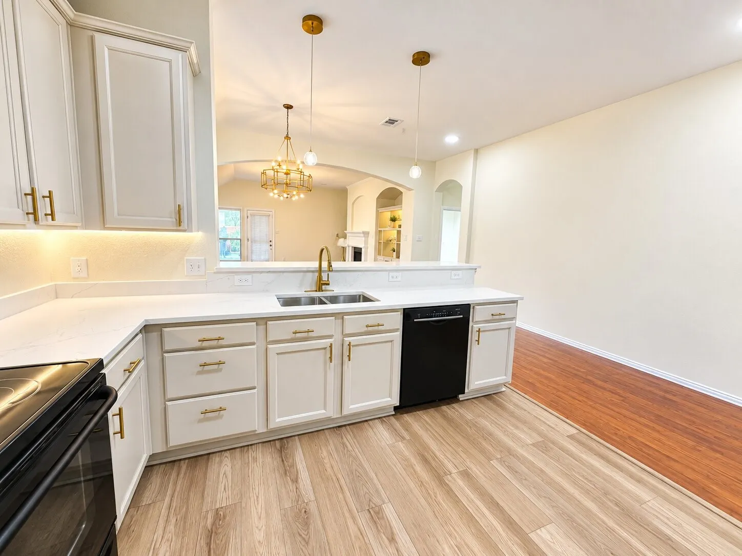 Single Family Residence For Sale in Tarrant County , 11504 Crystal Falls Drive, Fort Worth, Texas 76244, 4 Bedroom, 2 Bathroom, Garage spaces, 2,199 Sqft, built in 2004, mls#21394355, Real Estate Agent in Fort Worth, Homes For Sale in Tarrant county, Homes For Sale in Fort Worth, Realtor in Fort Worth Texas, Real Estate Brokerage Independent Realty Texas, Luminita Cordes Realtor