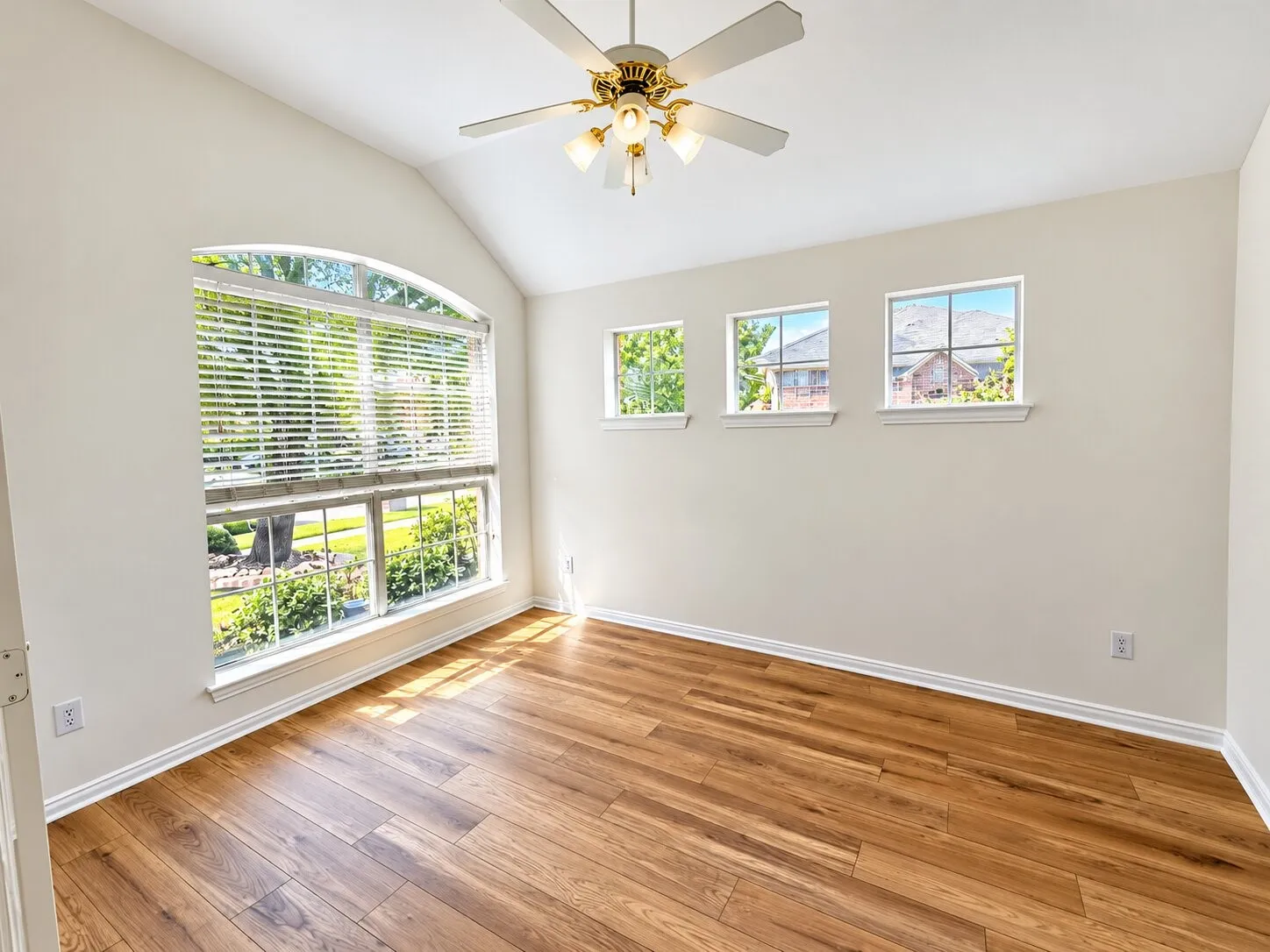 Single Family Residence For Sale in Tarrant County , 11504 Crystal Falls Drive, Fort Worth, Texas 76244, 4 Bedroom, 2 Bathroom, Garage spaces, 2,199 Sqft, built in 2004, mls#21394355, Real Estate Agent in Fort Worth, Homes For Sale in Tarrant county, Homes For Sale in Fort Worth, Realtor in Fort Worth Texas, Real Estate Brokerage Independent Realty Texas, Luminita Cordes Realtor