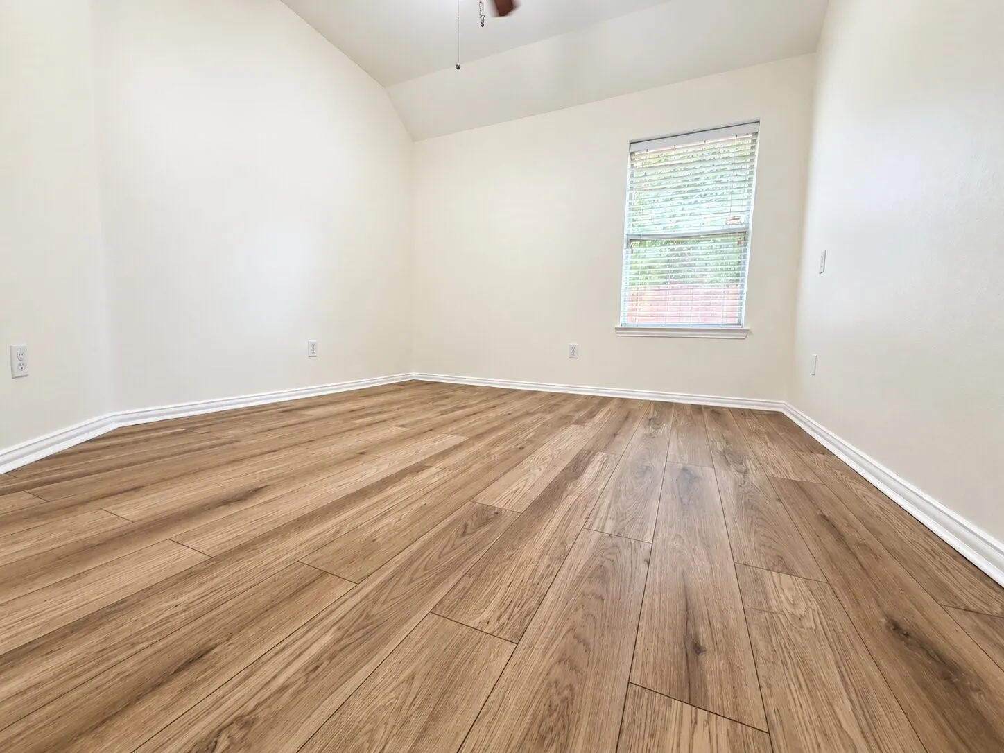 Single Family Residence For Sale in Tarrant County , 11504 Crystal Falls Drive, Fort Worth, Texas 76244, 4 Bedroom, 2 Bathroom, Garage spaces, 2,199 Sqft, built in 2004, mls#21394355, Real Estate Agent in Fort Worth, Homes For Sale in Tarrant county, Homes For Sale in Fort Worth, Realtor in Fort Worth Texas, Real Estate Brokerage Independent Realty Texas, Luminita Cordes Realtor
