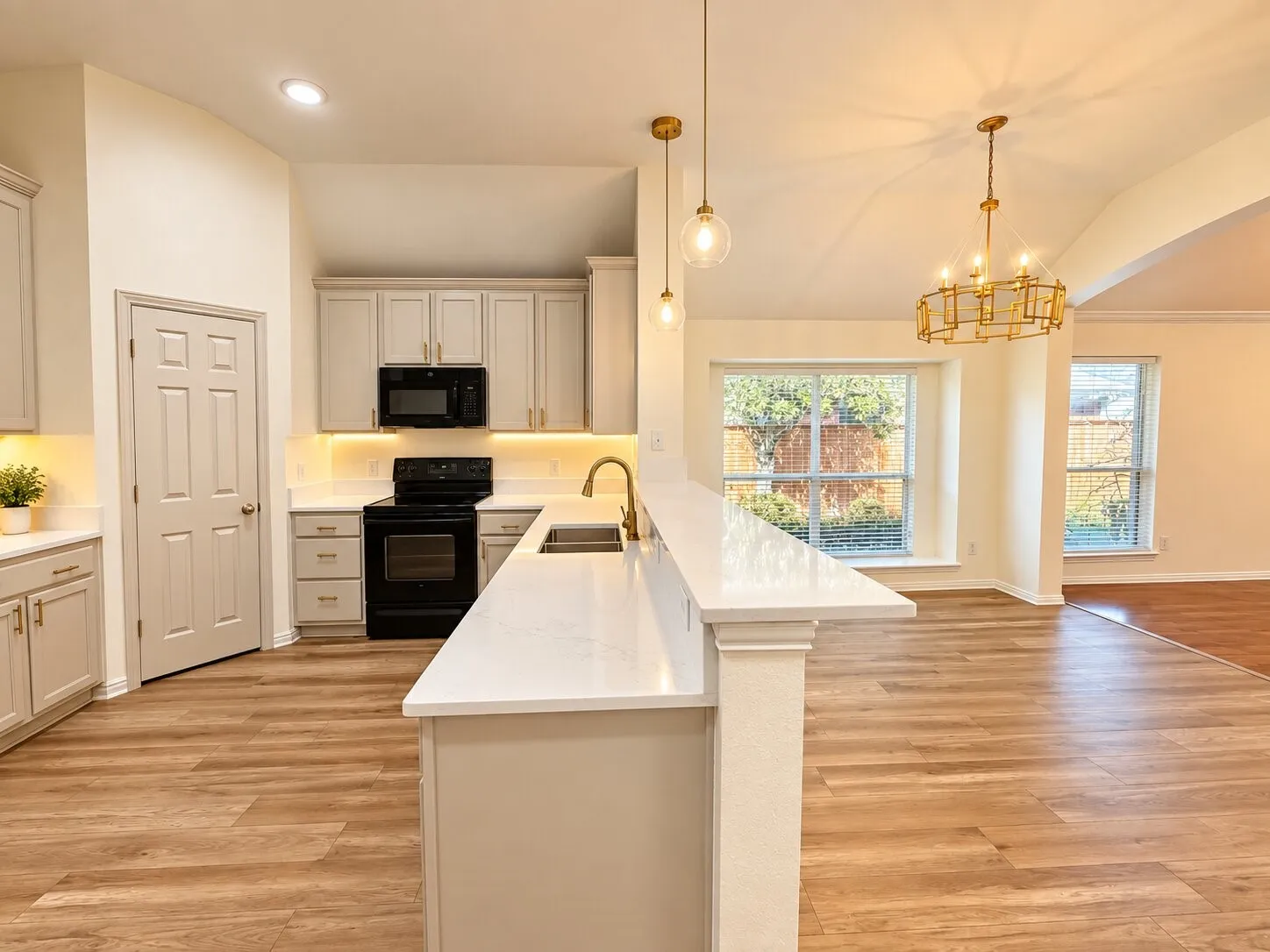 Single Family Residence For Sale in Tarrant County , 11504 Crystal Falls Drive, Fort Worth, Texas 76244, 4 Bedroom, 2 Bathroom, Garage spaces, 2,199 Sqft, built in 2004, mls#21394355, Real Estate Agent in Fort Worth, Homes For Sale in Tarrant county, Homes For Sale in Fort Worth, Realtor in Fort Worth Texas, Real Estate Brokerage Independent Realty Texas, Luminita Cordes Realtor