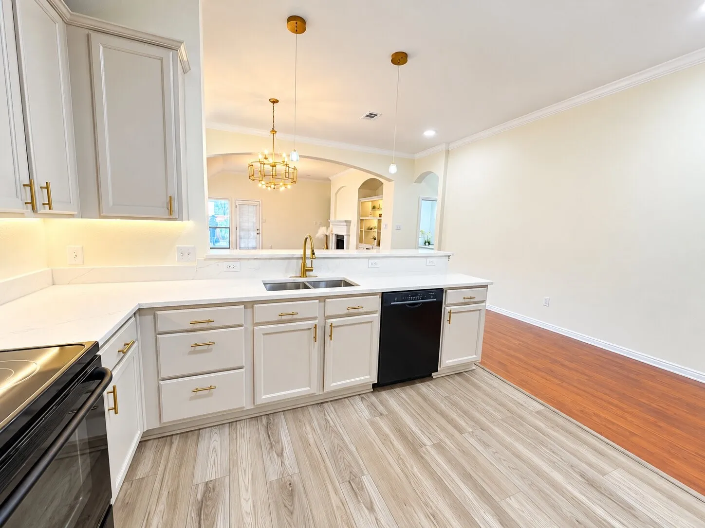Single Family Residence For Sale in Tarrant County , 11504 Crystal Falls Drive, Fort Worth, Texas 76244, 4 Bedroom, 2 Bathroom, Garage spaces, 2,199 Sqft, built in 2004, mls#21394355, Real Estate Agent in Fort Worth, Homes For Sale in Tarrant county, Homes For Sale in Fort Worth, Realtor in Fort Worth Texas, Real Estate Brokerage Independent Realty Texas, Luminita Cordes Realtor