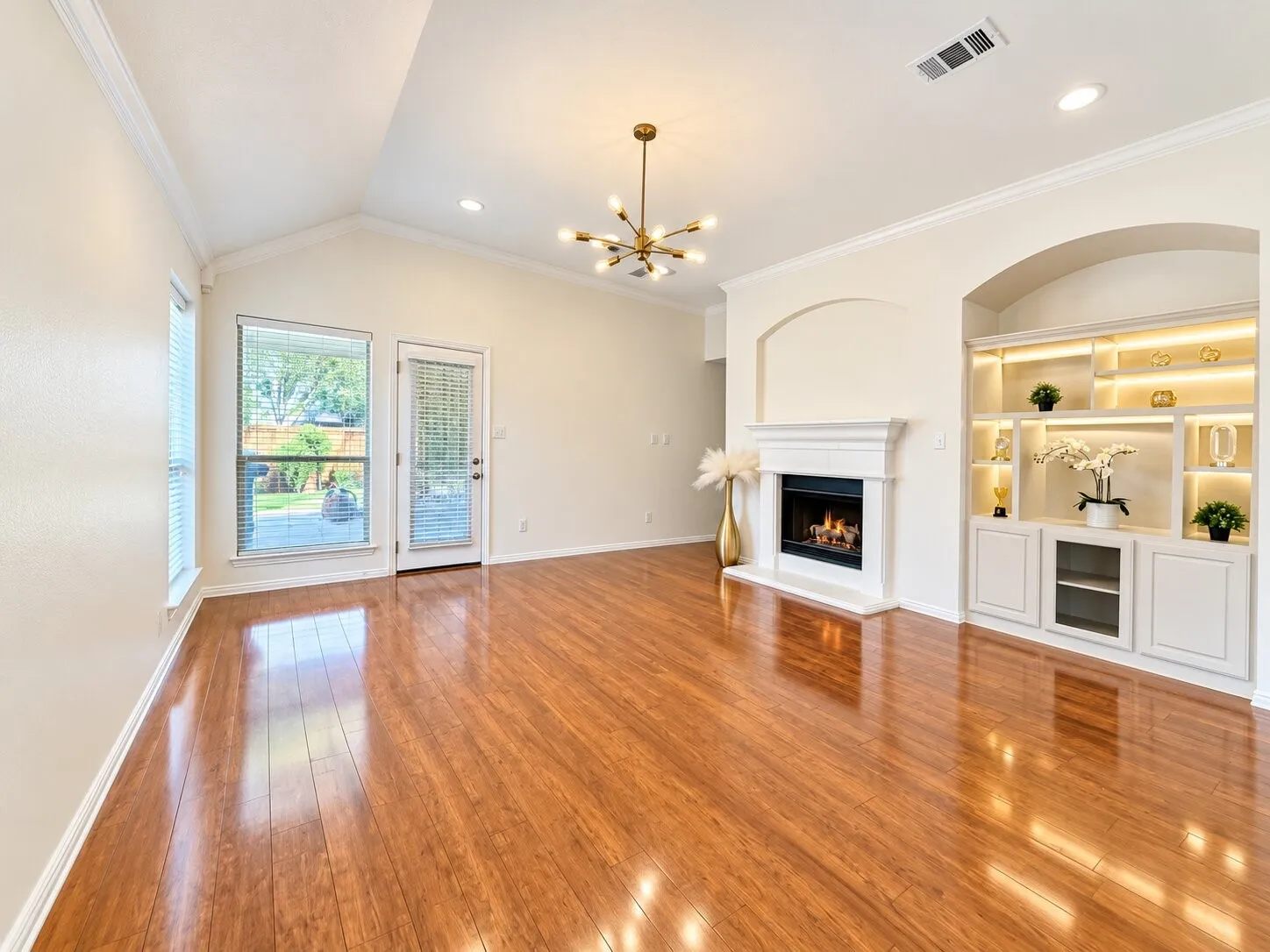 Single Family Residence For Sale in Tarrant County , 11504 Crystal Falls Drive, Fort Worth, Texas 76244, 4 Bedroom, 2 Bathroom, Garage spaces, 2,199 Sqft, built in 2004, mls#21394355, Real Estate Agent in Fort Worth, Homes For Sale in Tarrant county, Homes For Sale in Fort Worth, Realtor in Fort Worth Texas, Real Estate Brokerage Independent Realty Texas, Luminita Cordes Realtor