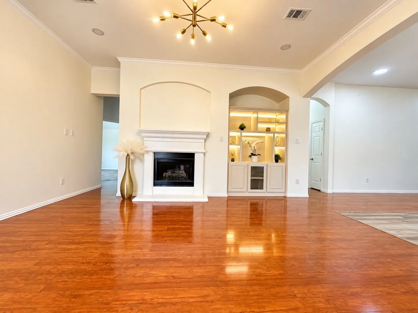 Single Family Residence For Sale in Tarrant County , 11504 Crystal Falls Drive, Fort Worth, Texas 76244, 4 Bedroom, 2 Bathroom, Garage spaces, 2,199 Sqft, built in 2004, mls#21394355, Real Estate Agent in Fort Worth, Homes For Sale in Tarrant county, Homes For Sale in Fort Worth, Realtor in Fort Worth Texas, Real Estate Brokerage Independent Realty Texas, Luminita Cordes Realtor