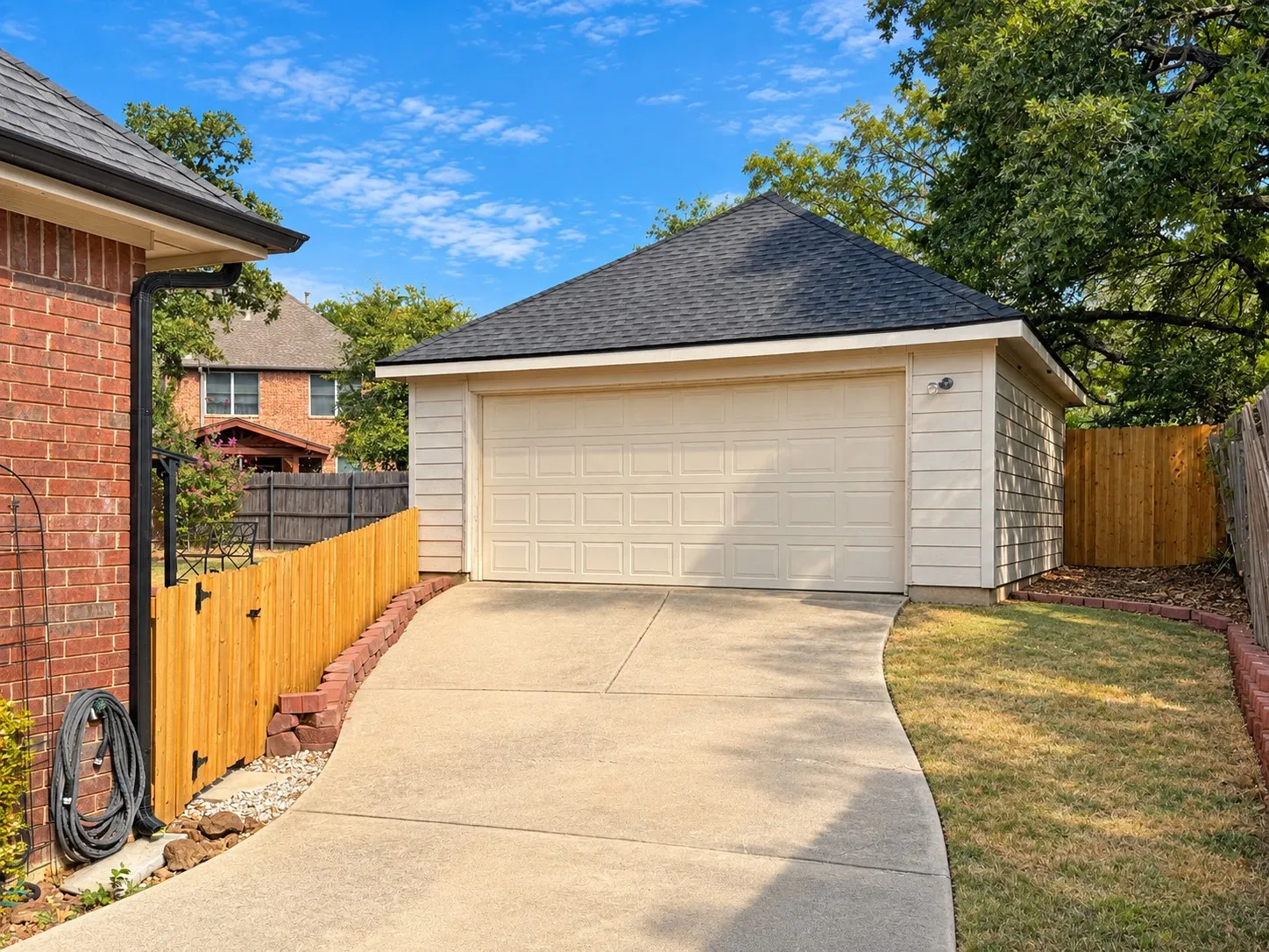 Single Family Residence For Sale in Denton County , 1517 Buena Vista Drive, Denton, Texas 76210, 4 Bedroom, 3 Bathroom, 2 Garage spaces, 3,071 Sqft, built in 2002, mls#21395630, Real Estate Agent in Denton, Homes For Sale in Denton county, Homes For Sale in Denton, Realtor in Denton Texas, Real Estate Brokerage Independent Realty Texas, Luminita Cordes Realtor