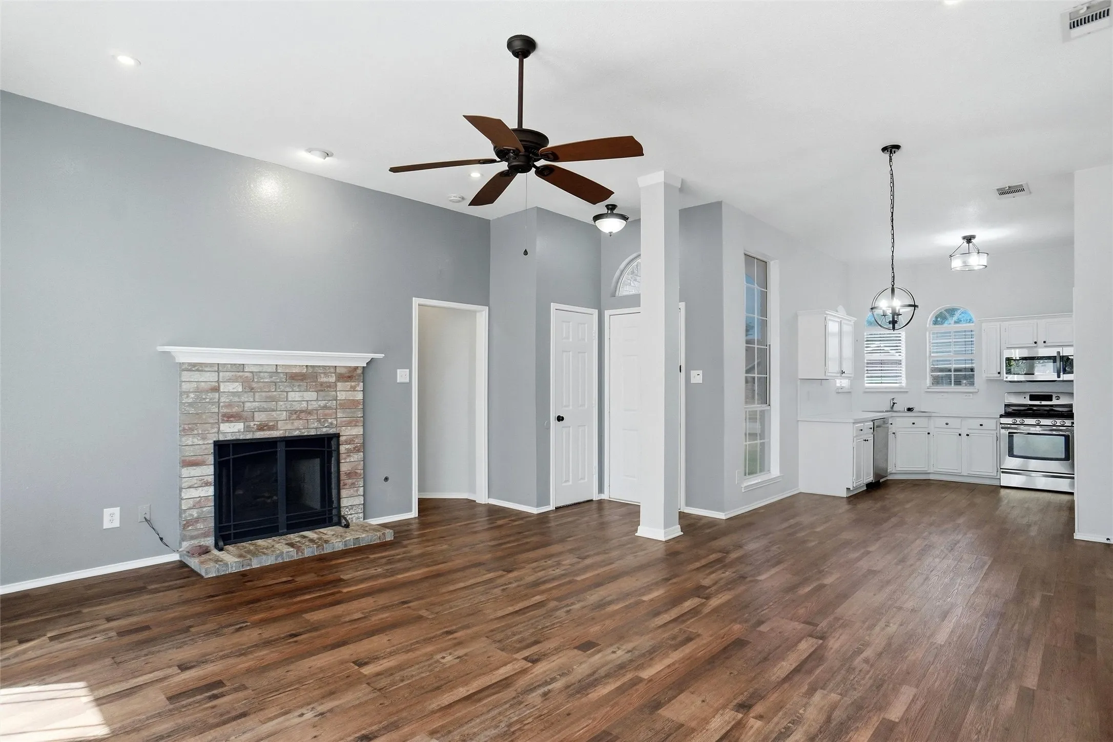 Single Family Residence For Rent in Kaufman County , 910 York Street, Forney, Texas 75126, 3 Bedroom, 2 Bathroom, 2 Garage spaces, 1,308 Sqft, built in 1995, mls#21393373, Real Estate Agent in Forney, Homes For Rent in Kaufman county, Homes For Rent in Forney, Realtor in Forney Texas, Real Estate Brokerage Independent Realty Texas, Luminita Cordes Realtor