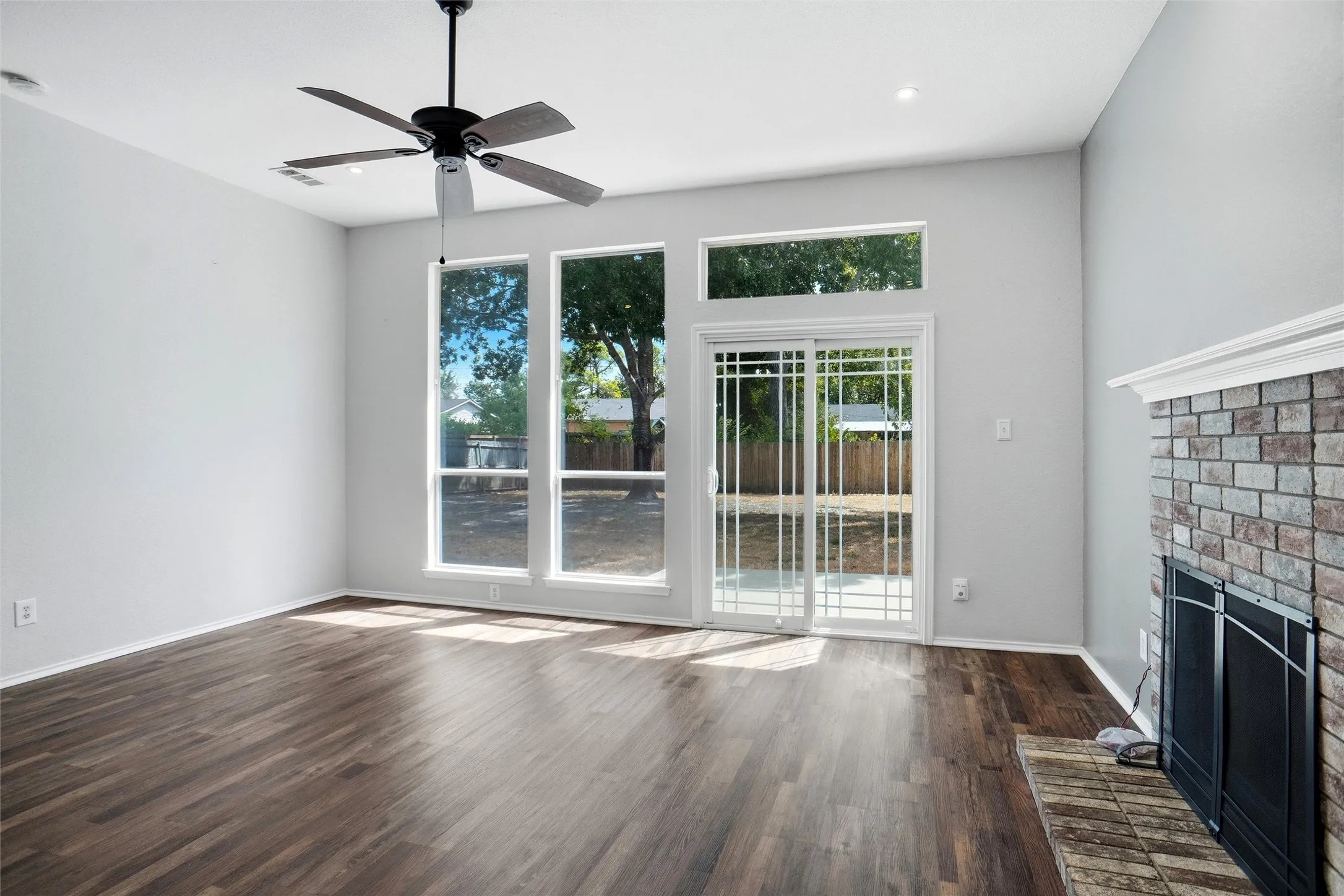 Single Family Residence For Rent in Kaufman County , 910 York Street, Forney, Texas 75126, 3 Bedroom, 2 Bathroom, 2 Garage spaces, 1,308 Sqft, built in 1995, mls#21393373, Real Estate Agent in Forney, Homes For Rent in Kaufman county, Homes For Rent in Forney, Realtor in Forney Texas, Real Estate Brokerage Independent Realty Texas, Luminita Cordes Realtor