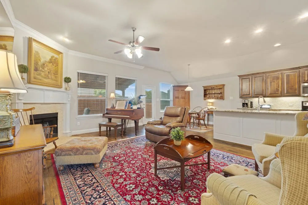 Open floor plan living area and kitchen breakfast area