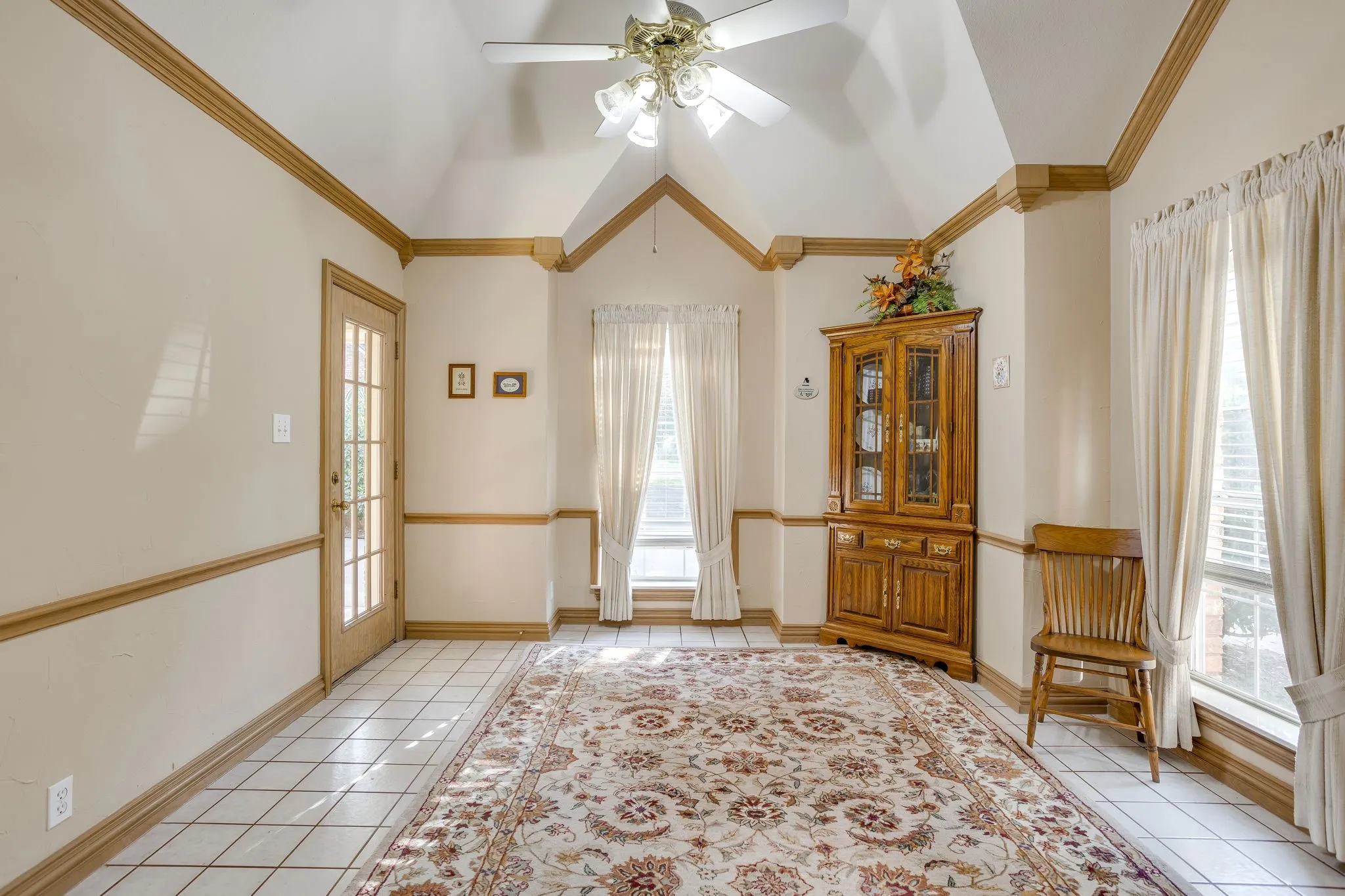Single Family Residence For Sale in Tarrant County , 3068 High Ridge Drive, Grapevine, Texas 76051, 5 Bedroom, 4 Bathroom, 3 Garage spaces, 3,435 Sqft, built in 1989, mls#21382390, Real Estate Agent in Grapevine, Homes For Sale in Tarrant county, Homes For Sale in Grapevine, Realtor in Grapevine Texas, Real Estate Brokerage Independent Realty Texas, Luminita Cordes Realtor