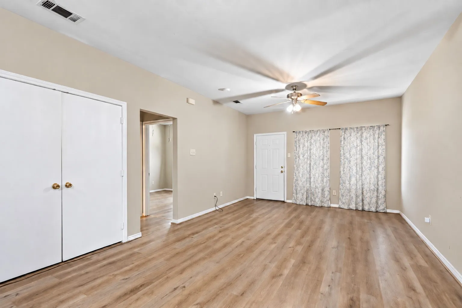 Wood-like laminate flooring throughout allows for easy maintenance. | 5961 Robinwood