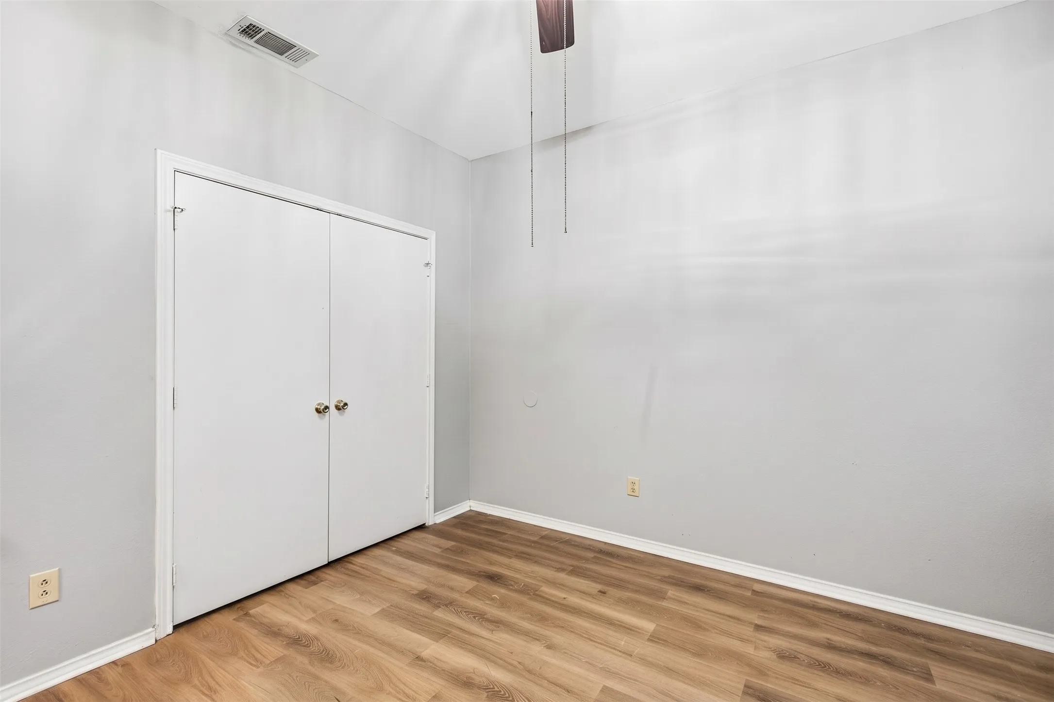 A comfortable bedroom with neutral paint, a ceiling fan, and closet. | 5959 Robinwood