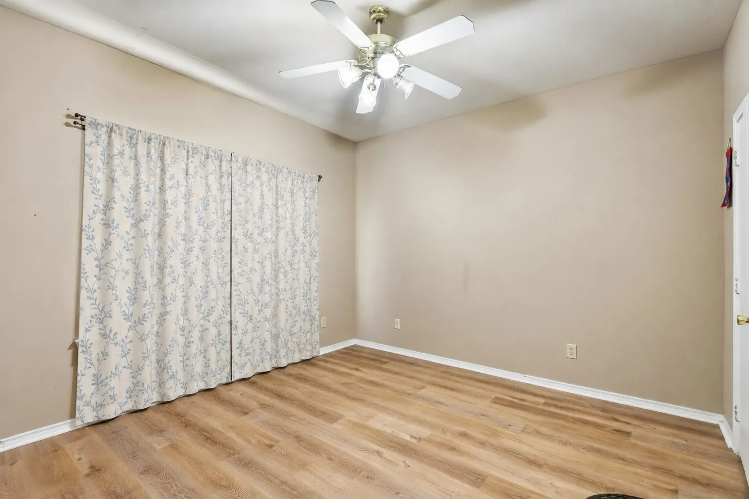 Bedroom features a ceiling fan, neutral finishes, natural light for a comfortable private space, ceiling fan and closet. | 5961 Robinwood