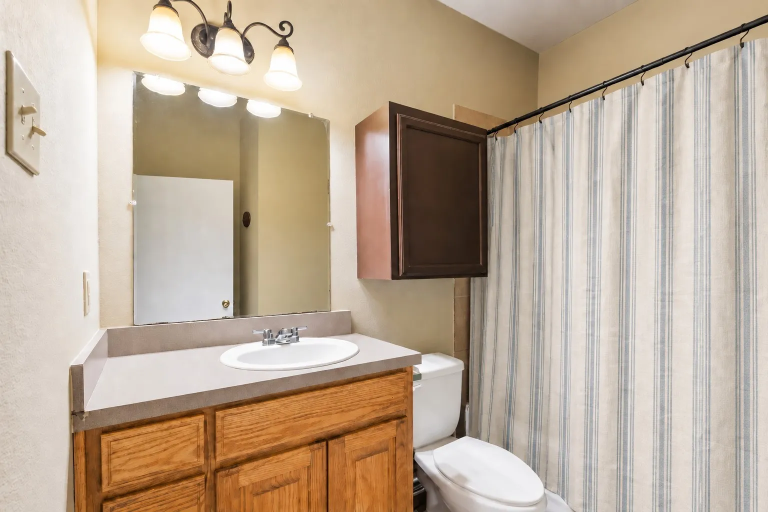 The bathroom has ceramic tile flooring and a tub-shower combination. | 5961 Robinwood