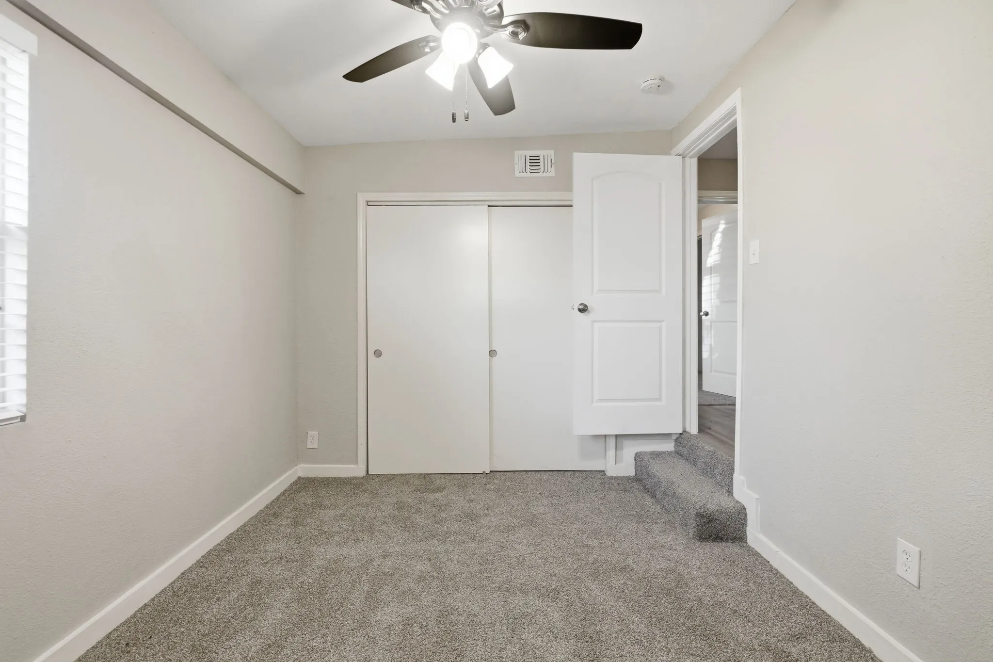 Single Family Residence For Sale in Collin County , 403 E Standifer Street, Mc Kinney, Texas 75069, 5 Bedroom, 3 Bathroom, 1 Garage spaces, 2,275 Sqft, built in 1960, mls#21385711, Real Estate Agent in Mc Kinney, Homes For Sale in Collin county, Homes For Sale in Mc Kinney, Realtor in Mc Kinney Texas, Real Estate Brokerage Independent Realty Texas, Luminita Cordes Realtor