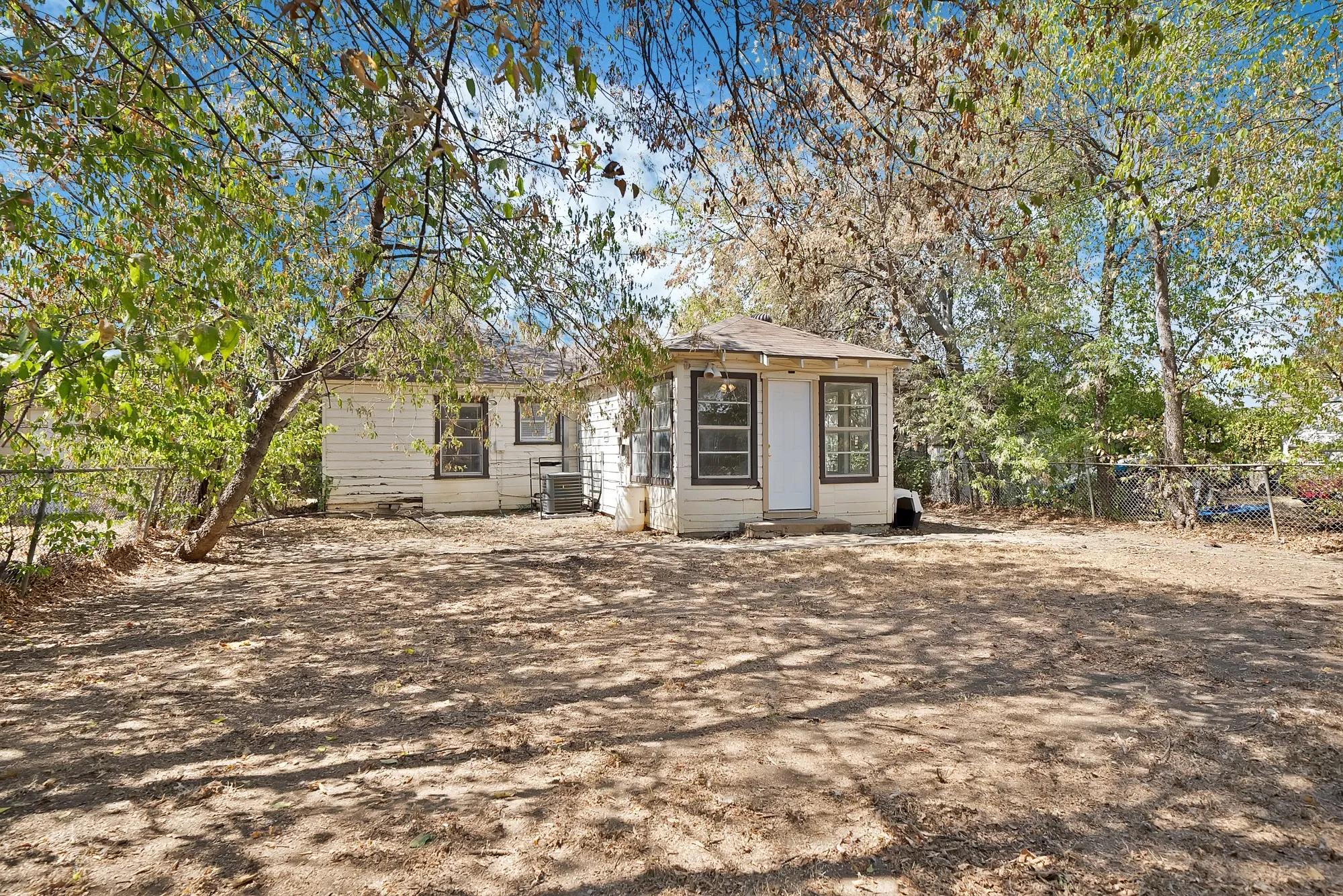 Single Family Residence For Rent in Tarrant County , 2305 8th Avenue, Fort Worth, Texas 76110, 3 Bedroom, 1 Bathroom, 1 Garage spaces, 1,156 Sqft, built in 1955, mls#21393964, Real Estate Agent in Fort Worth, Homes For Rent in Tarrant county, Homes For Rent in Fort Worth, Realtor in Fort Worth Texas, Real Estate Brokerage Independent Realty Texas, Luminita Cordes Realtor