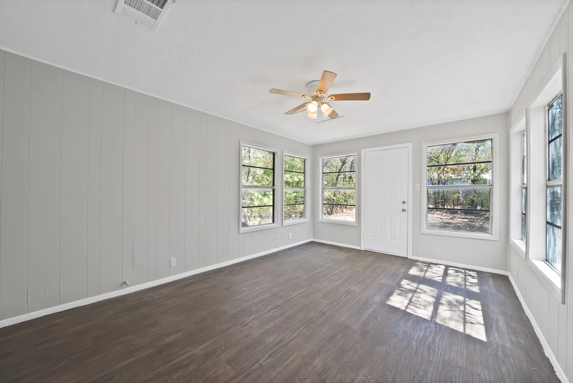 Single Family Residence For Rent in Tarrant County , 2305 8th Avenue, Fort Worth, Texas 76110, 3 Bedroom, 1 Bathroom, 1 Garage spaces, 1,156 Sqft, built in 1955, mls#21393964, Real Estate Agent in Fort Worth, Homes For Rent in Tarrant county, Homes For Rent in Fort Worth, Realtor in Fort Worth Texas, Real Estate Brokerage Independent Realty Texas, Luminita Cordes Realtor