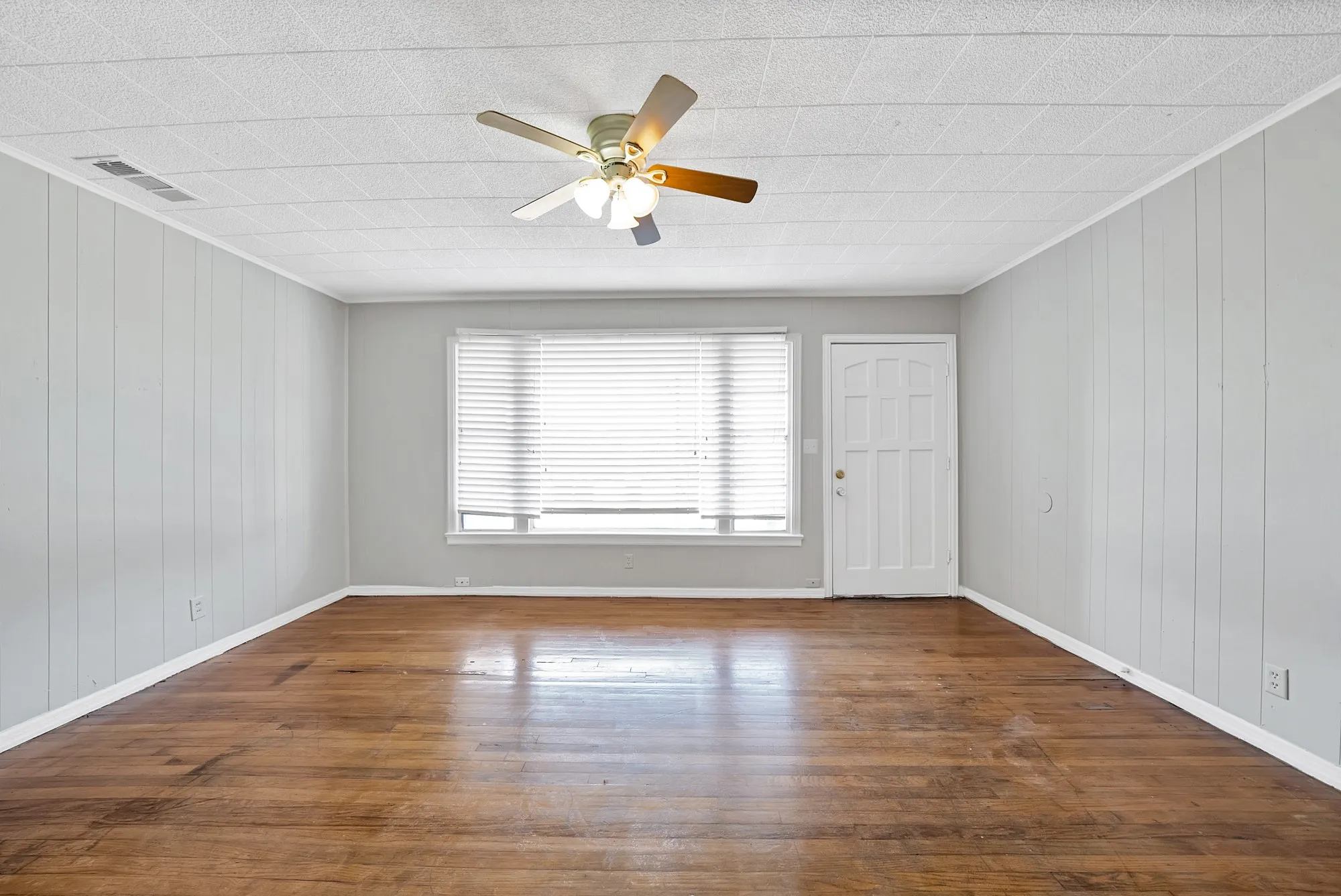 Single Family Residence For Rent in Tarrant County , 2305 8th Avenue, Fort Worth, Texas 76110, 3 Bedroom, 1 Bathroom, 1 Garage spaces, 1,156 Sqft, built in 1955, mls#21393964, Real Estate Agent in Fort Worth, Homes For Rent in Tarrant county, Homes For Rent in Fort Worth, Realtor in Fort Worth Texas, Real Estate Brokerage Independent Realty Texas, Luminita Cordes Realtor